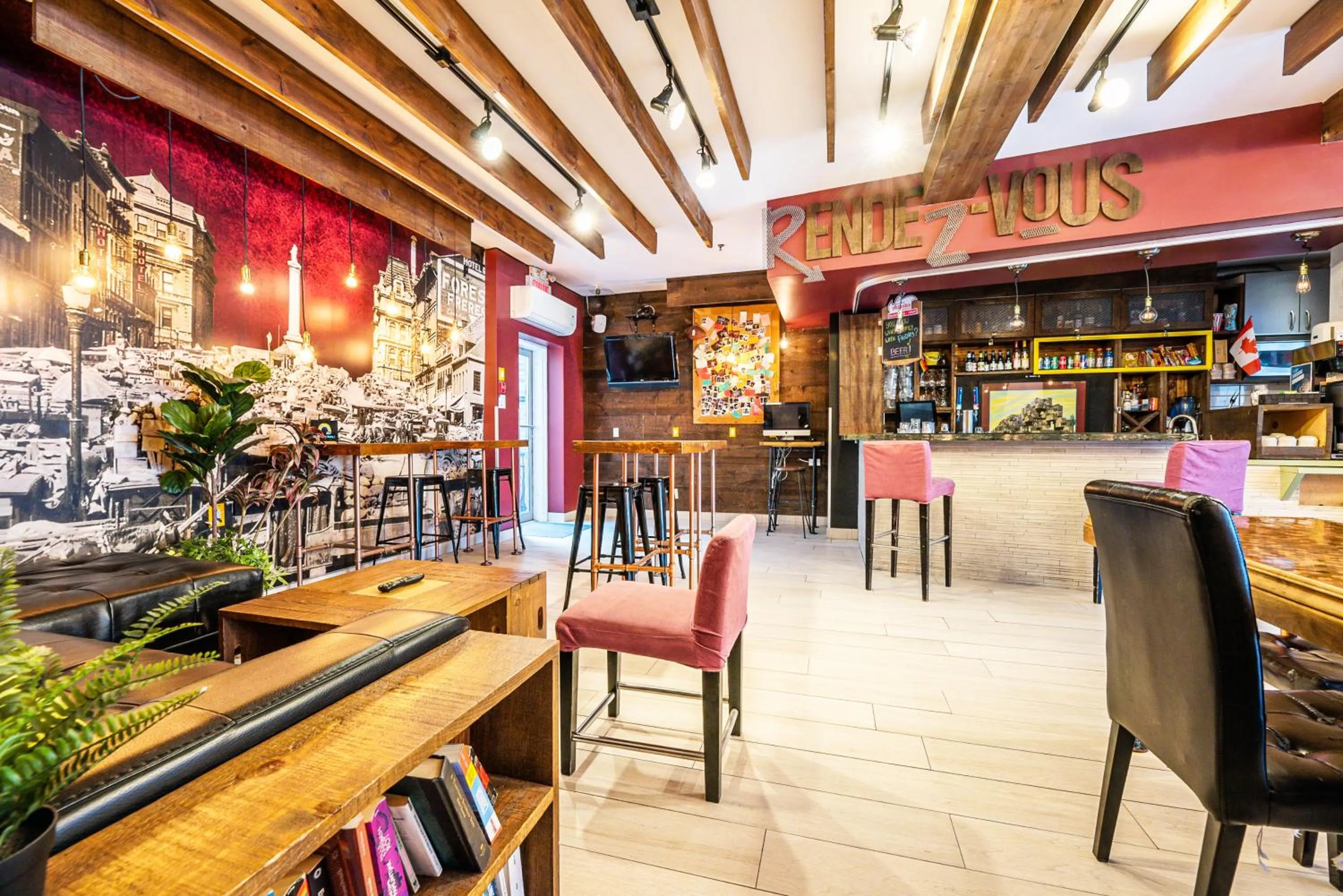 Lounge or bar in Samesun Montreal Hotel & Hostel