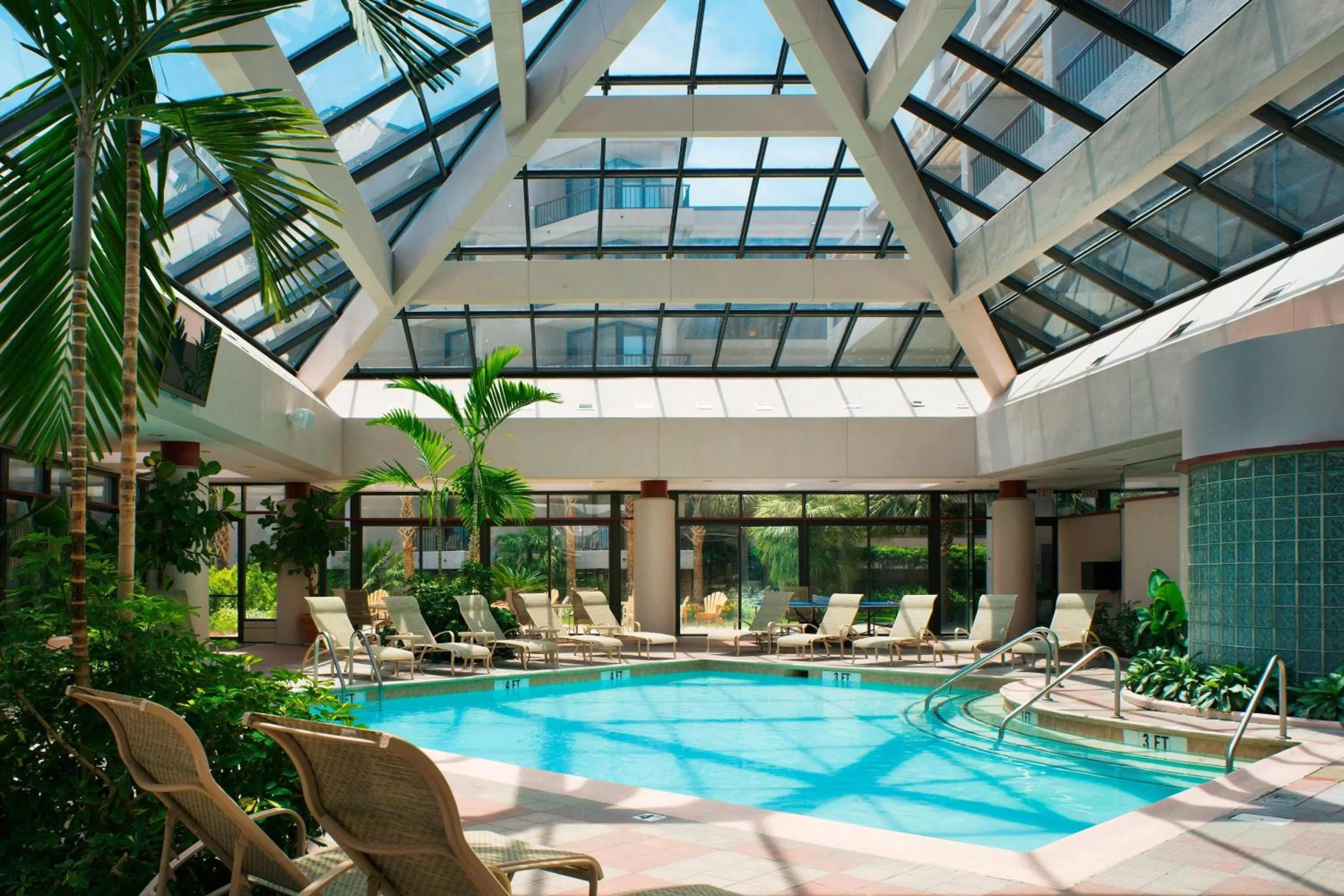 Swimming pool in Hilton Beachfront Resort & Spa Hilton Head Island