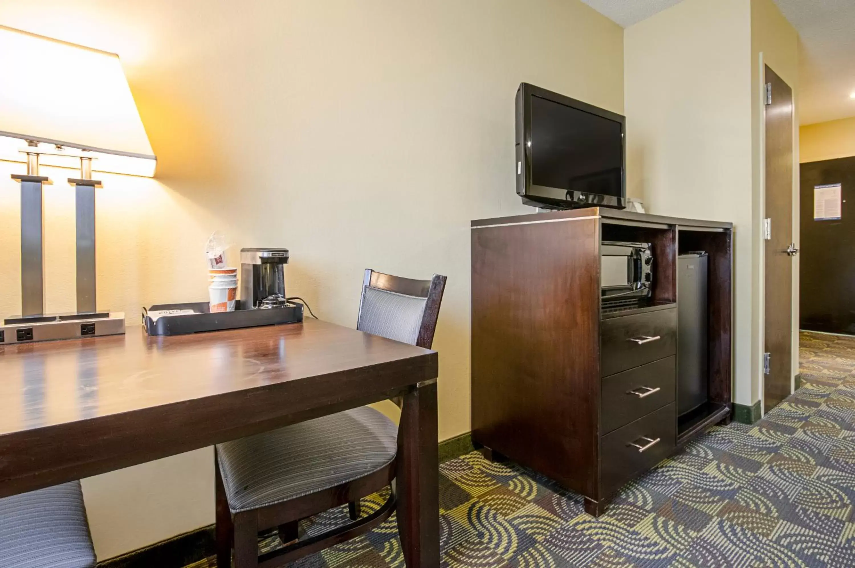 TV/Entertainment Center in Quality Inn & Suites Glenmont - Albany South