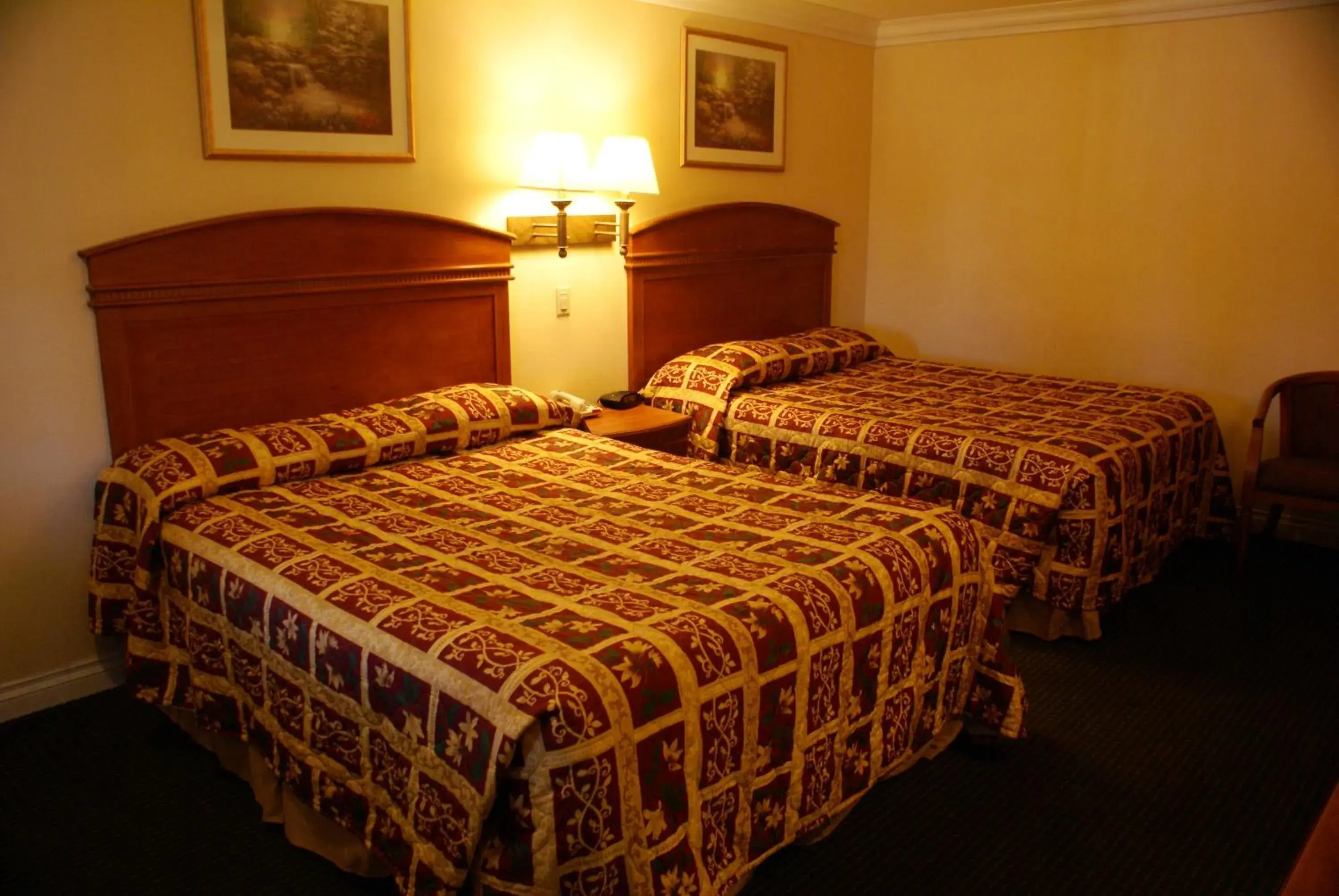 Bedroom, Bed in Colony Inn