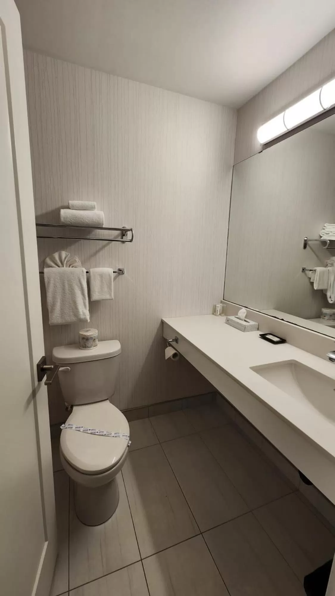 Bathroom in The Cedars Inn Hotel & Convention Centre