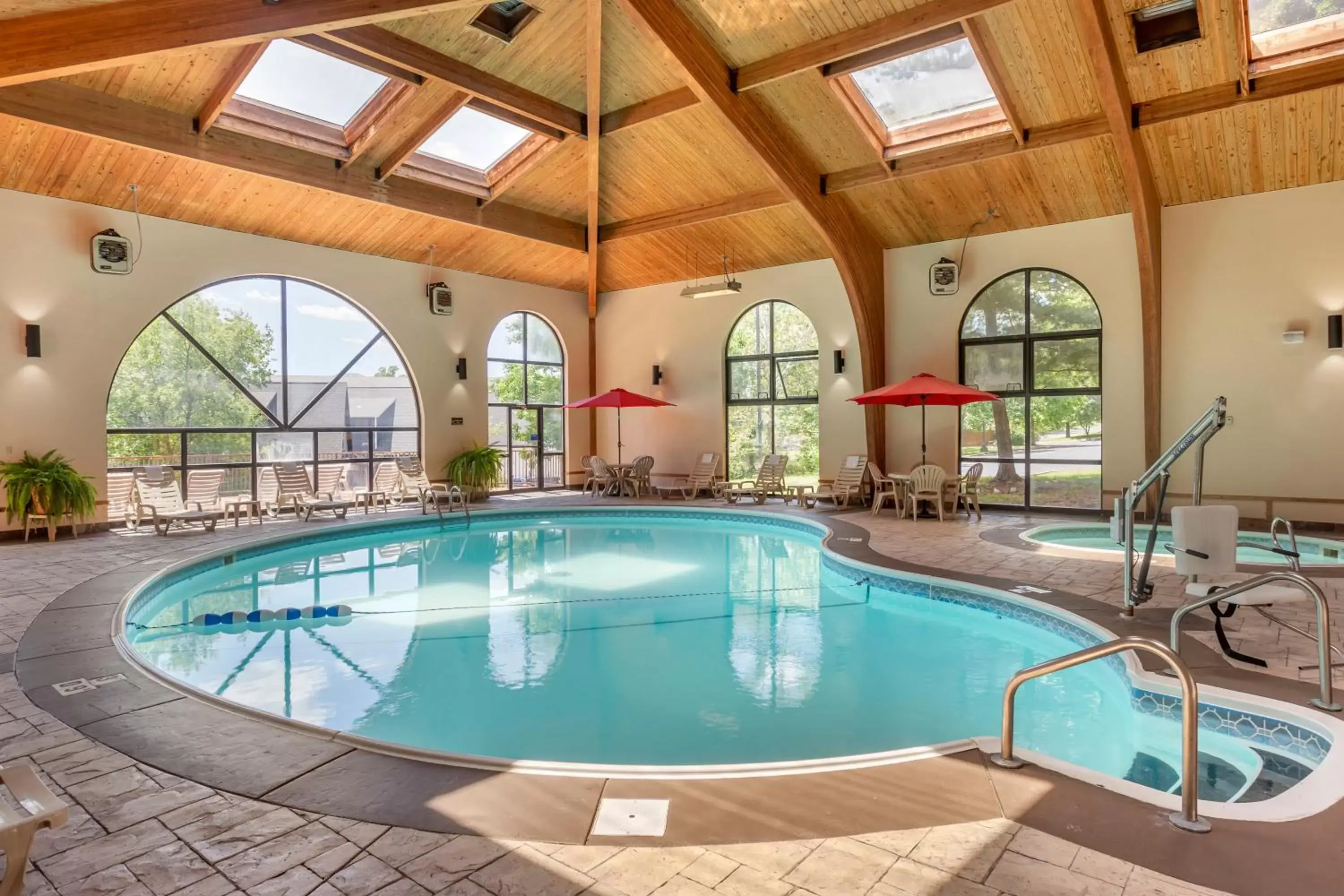 Swimming Pool in Comfort Inn at Thousand Hills