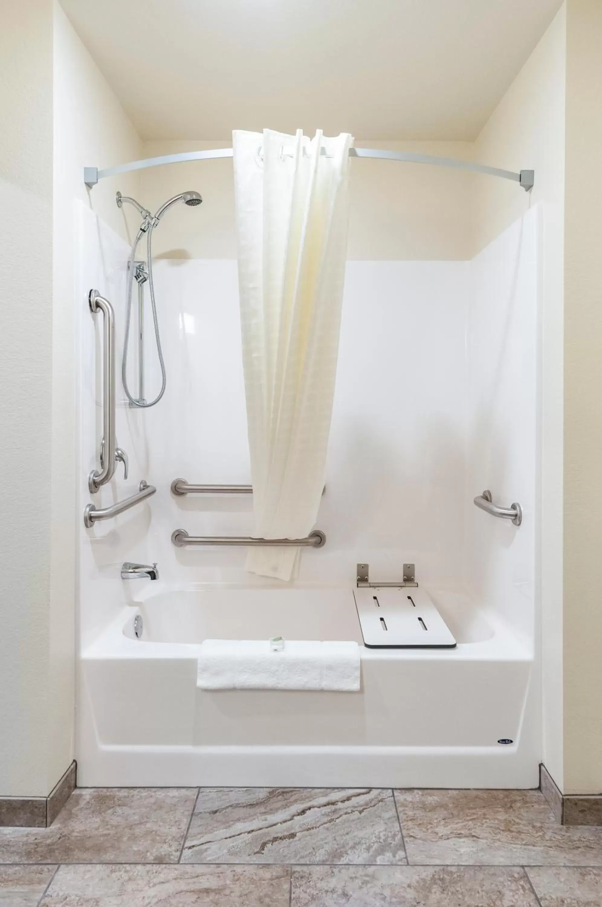 Shower, Bathroom in Cobblestone Hotel & Suites Appleton International Airport