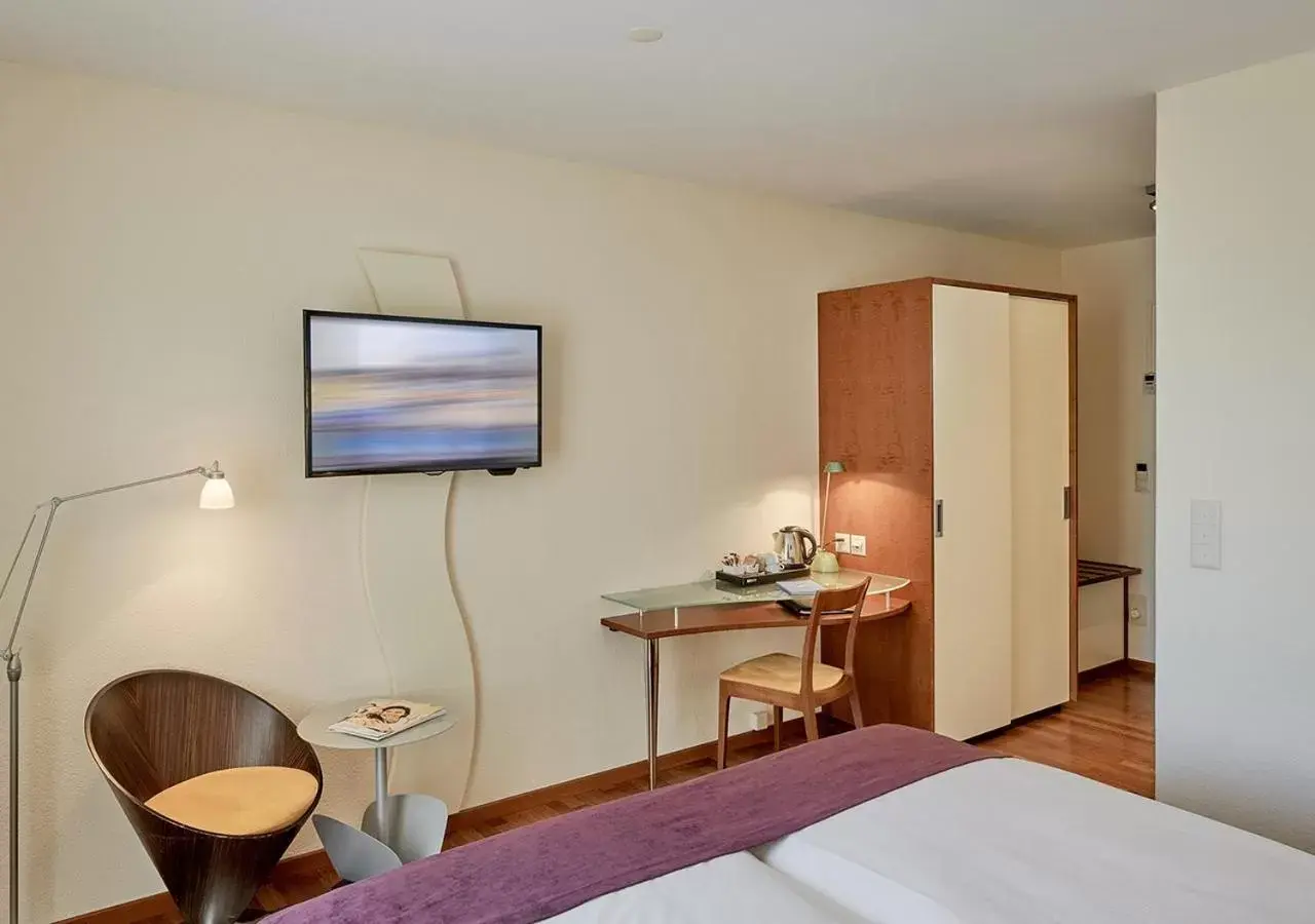 TV and multimedia, Bed in Sorell Hotel Speer