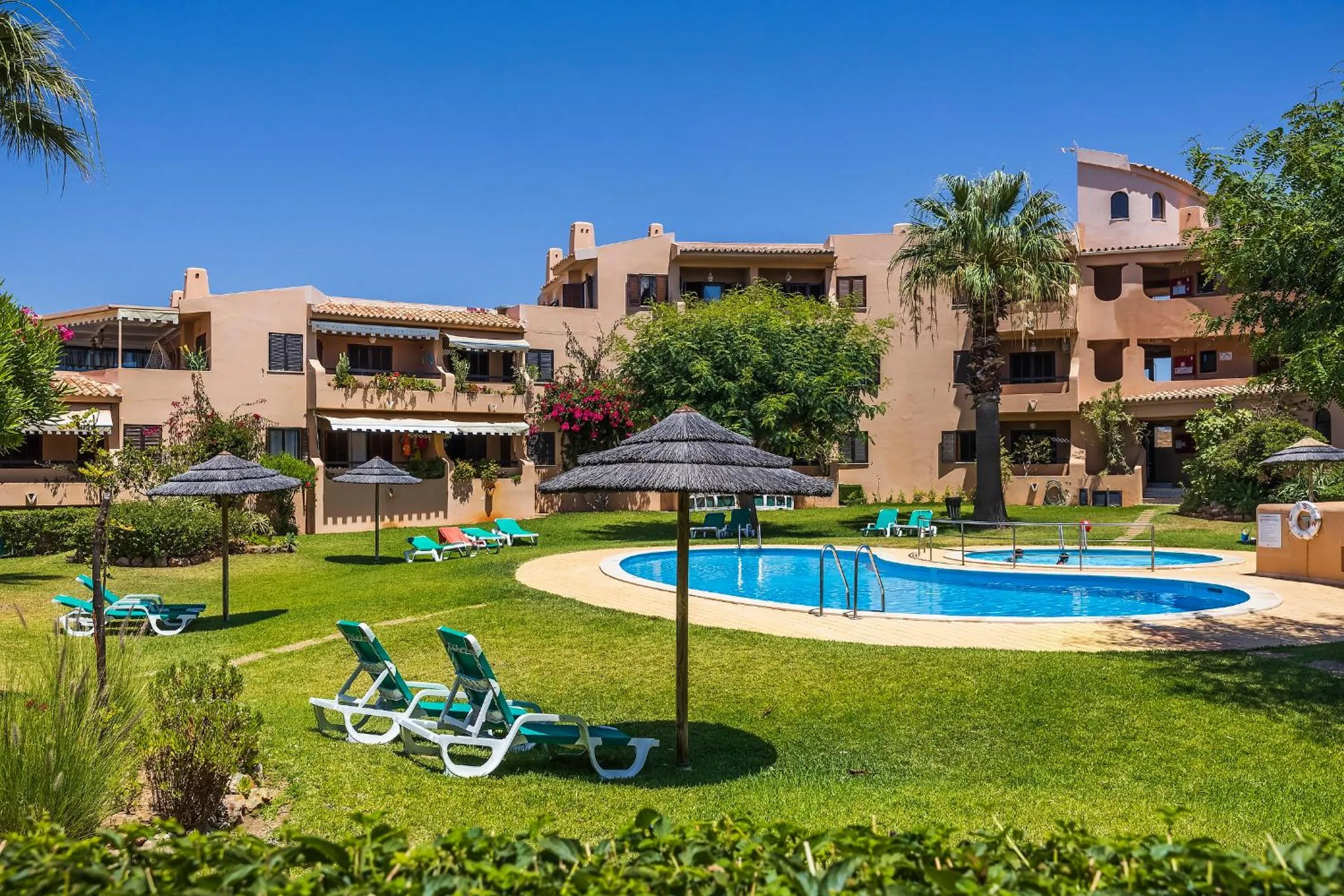 Property building in Clube Maria Luisa