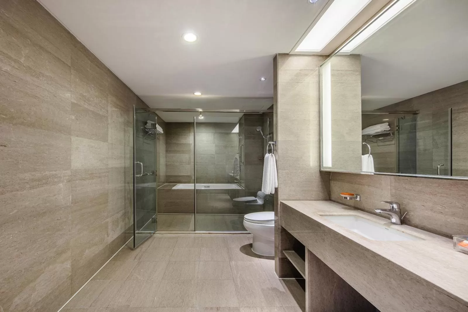 Bathroom in Crowne Plaza Foshan by IHG