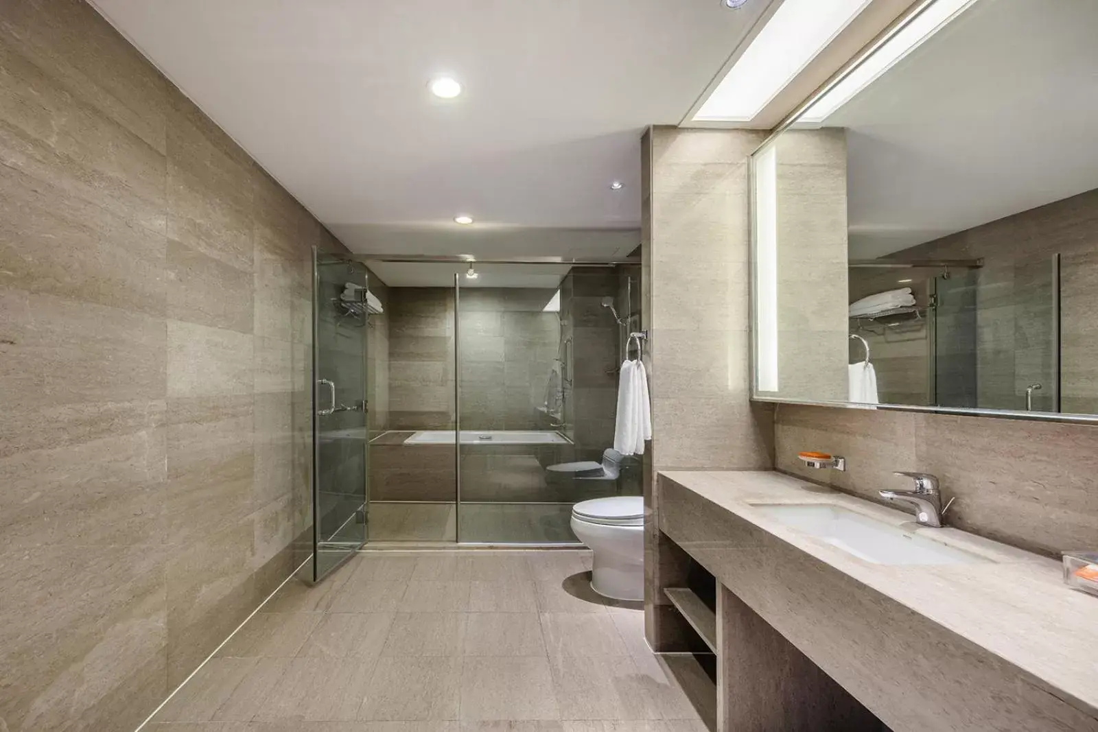 Bathroom in Crowne Plaza Foshan, an IHG Hotel - Exclusive bus stations for HKSAR round-trips