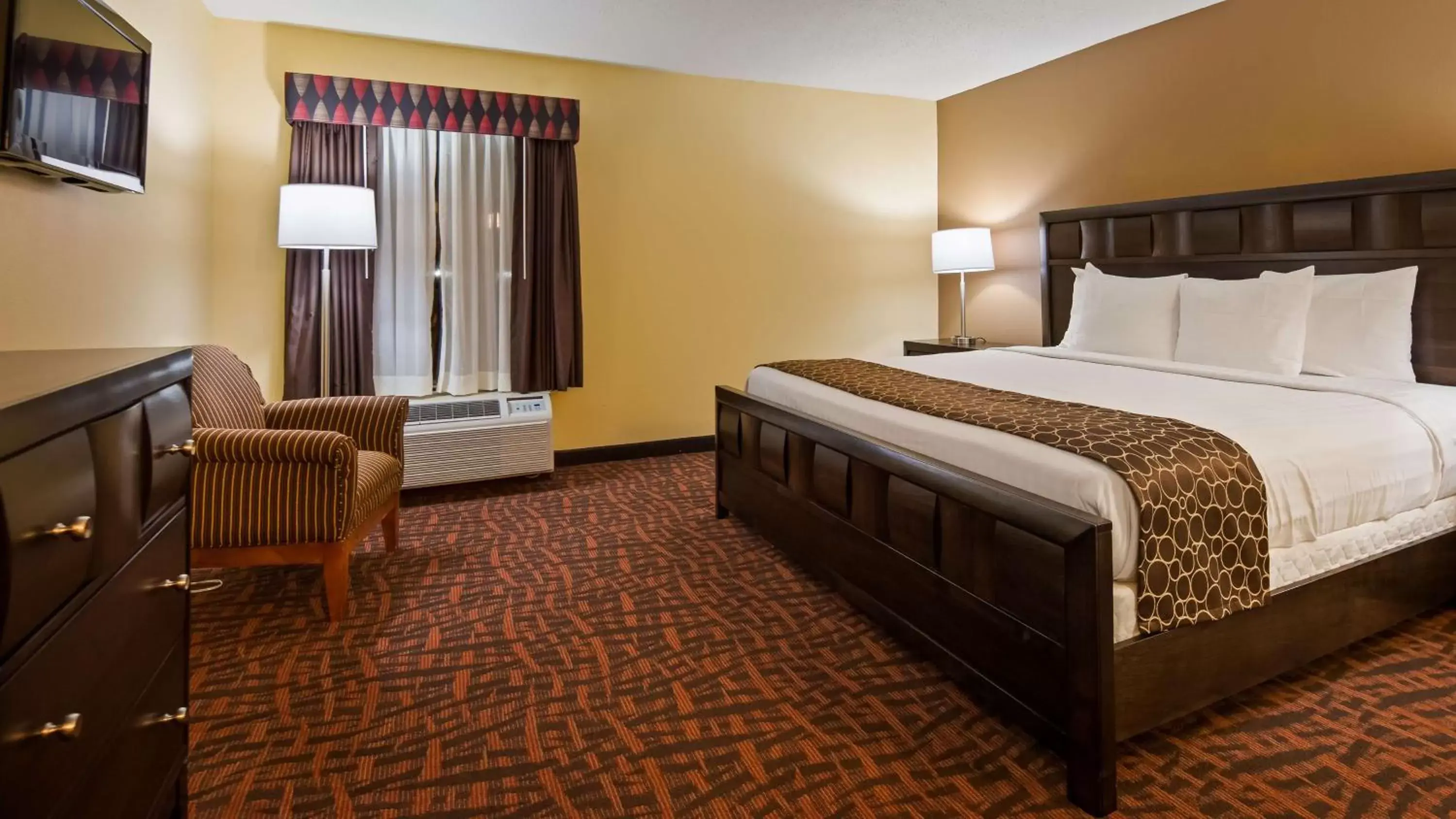 Photo of the whole room, Bed in Best Western Louisville East Inn & Suites