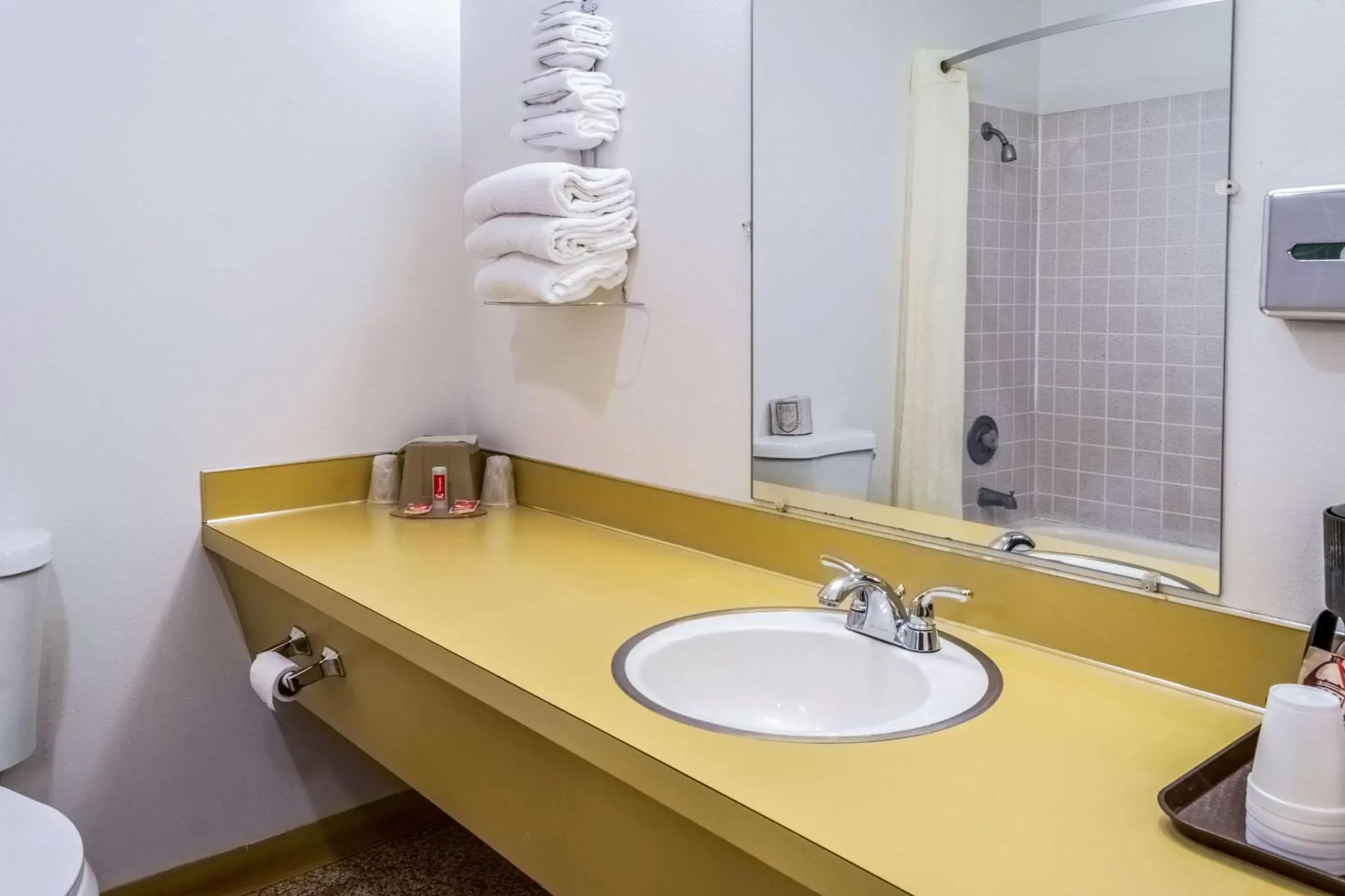 Bathroom in Econo Lodge Prineville
