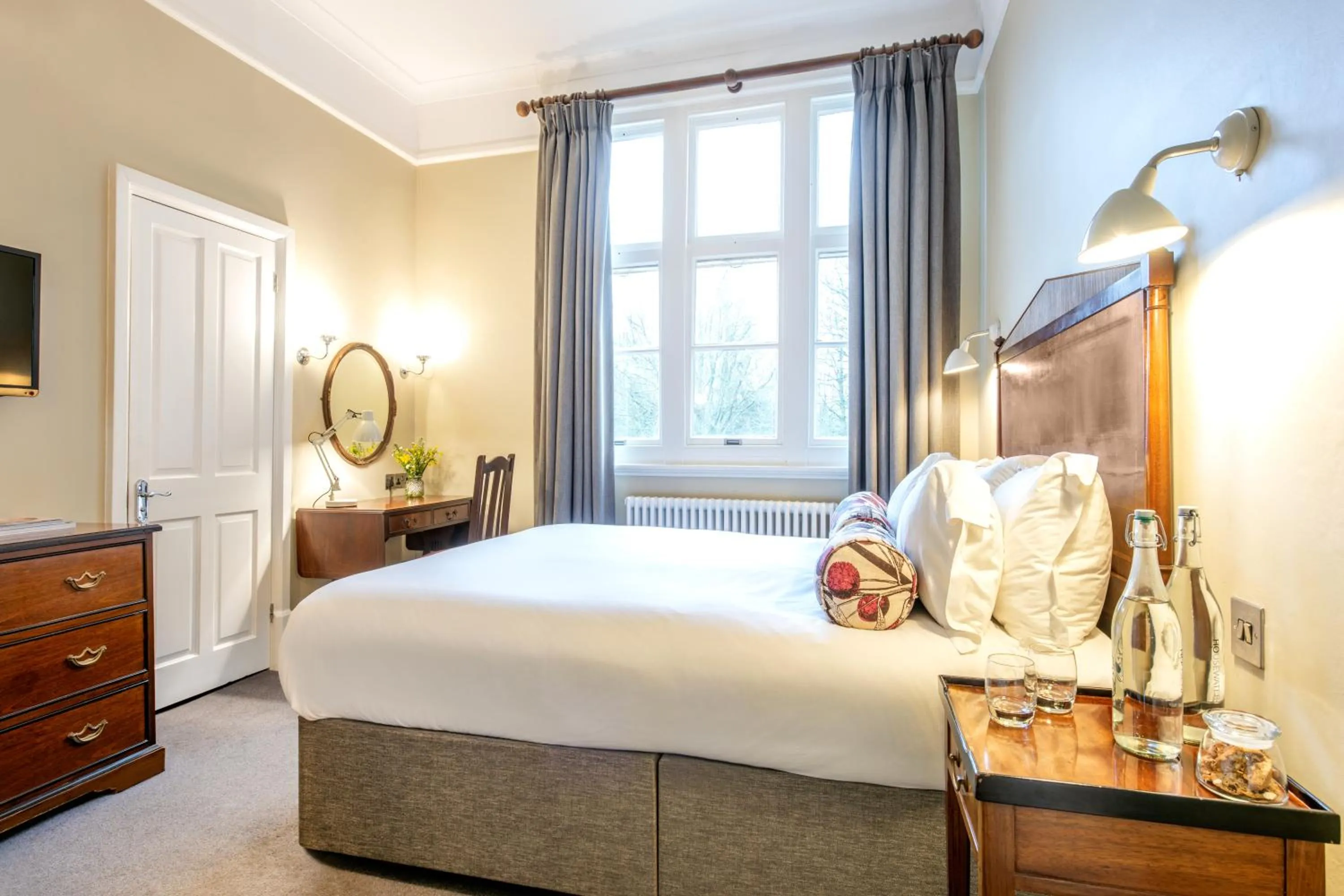 Photo of the whole room, Bed in Burley Manor