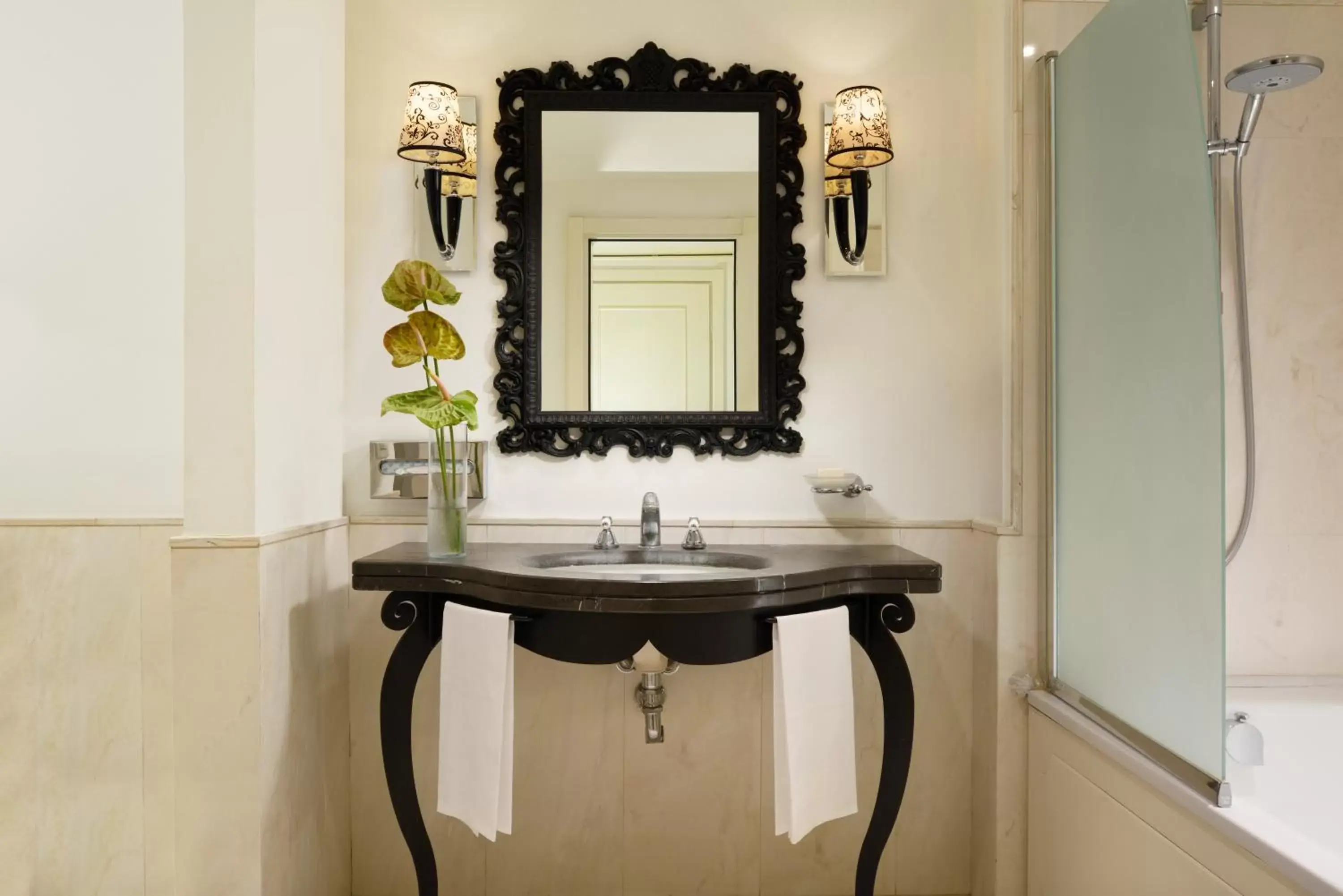 Bathroom in Palace Catania | UNA Esperienze