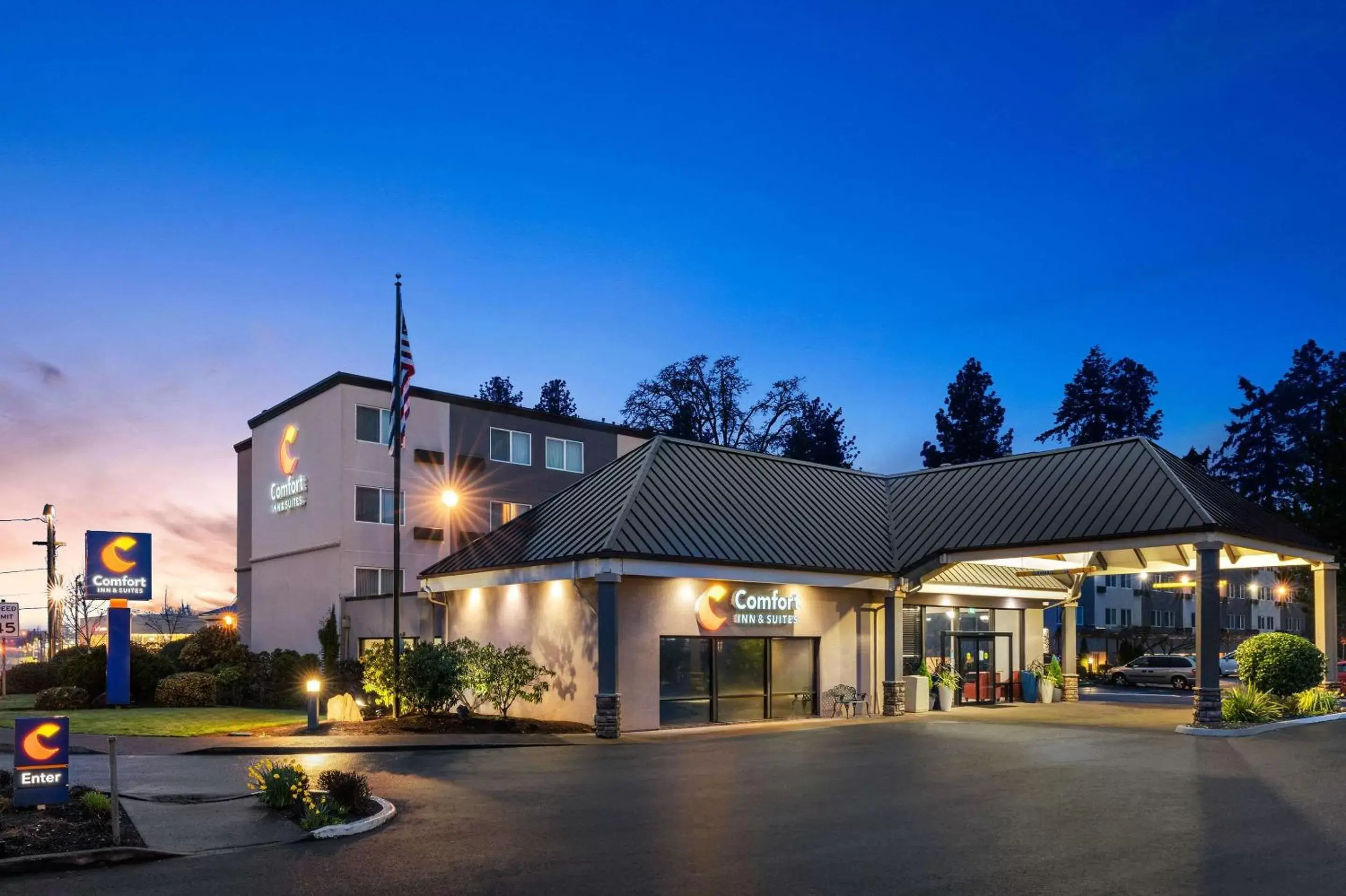 Property Building in Comfort Inn & Suites Beaverton - Portland West