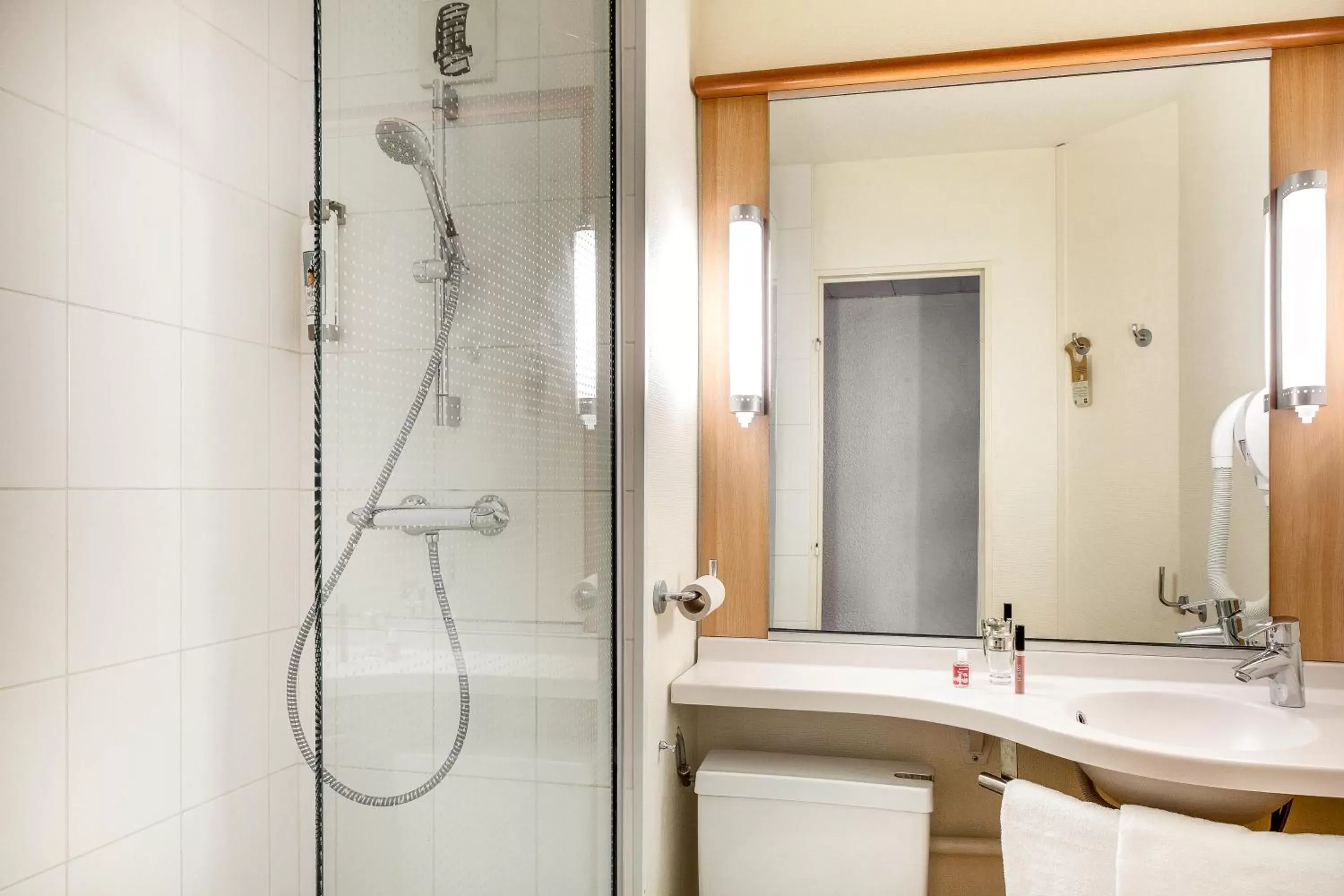 Shower, Bathroom in ibis Creil Sur Oise