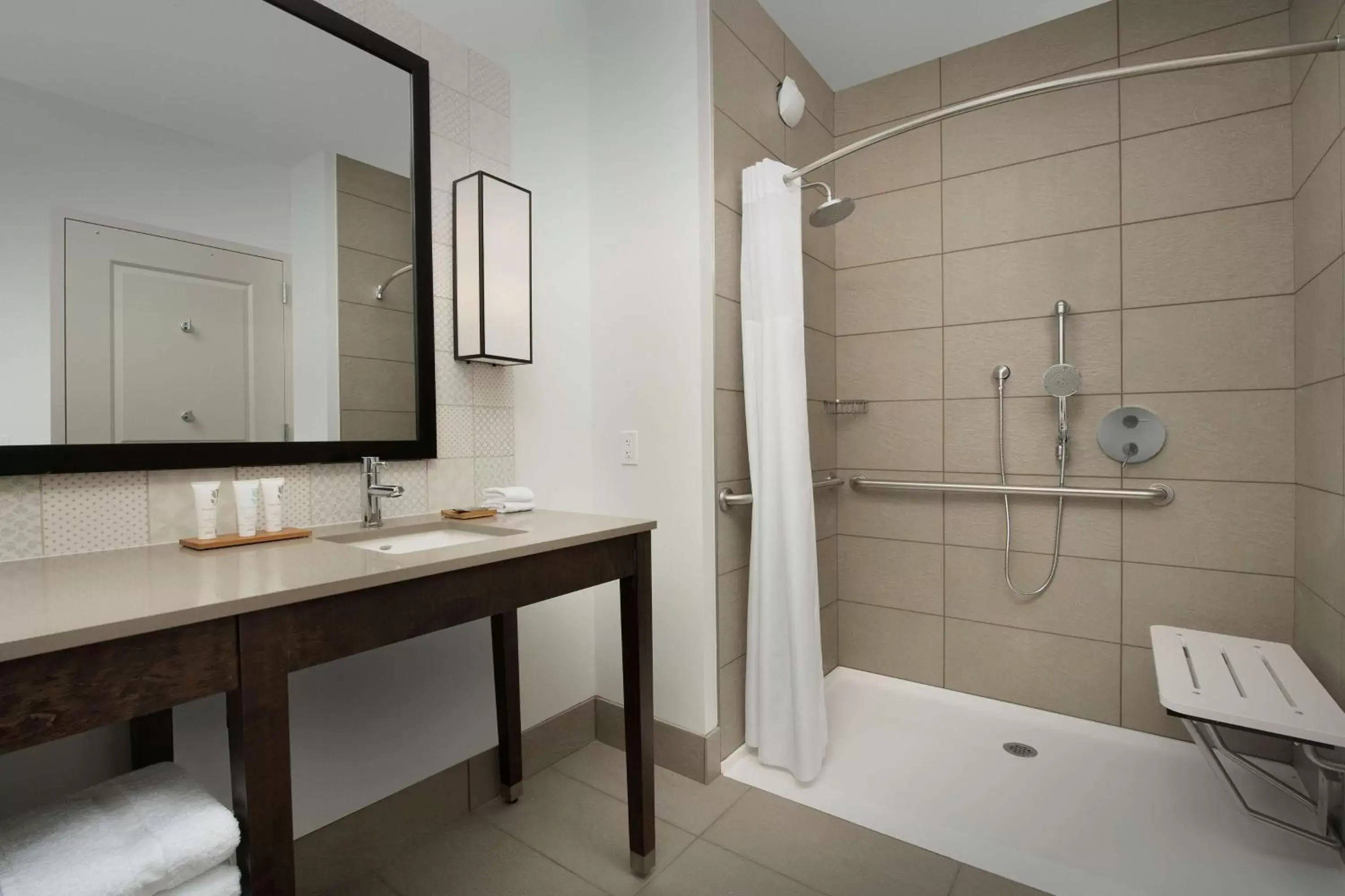 Bathroom in Country Inn & Suites by Radisson, Seattle-Tacoma International Airport, WA