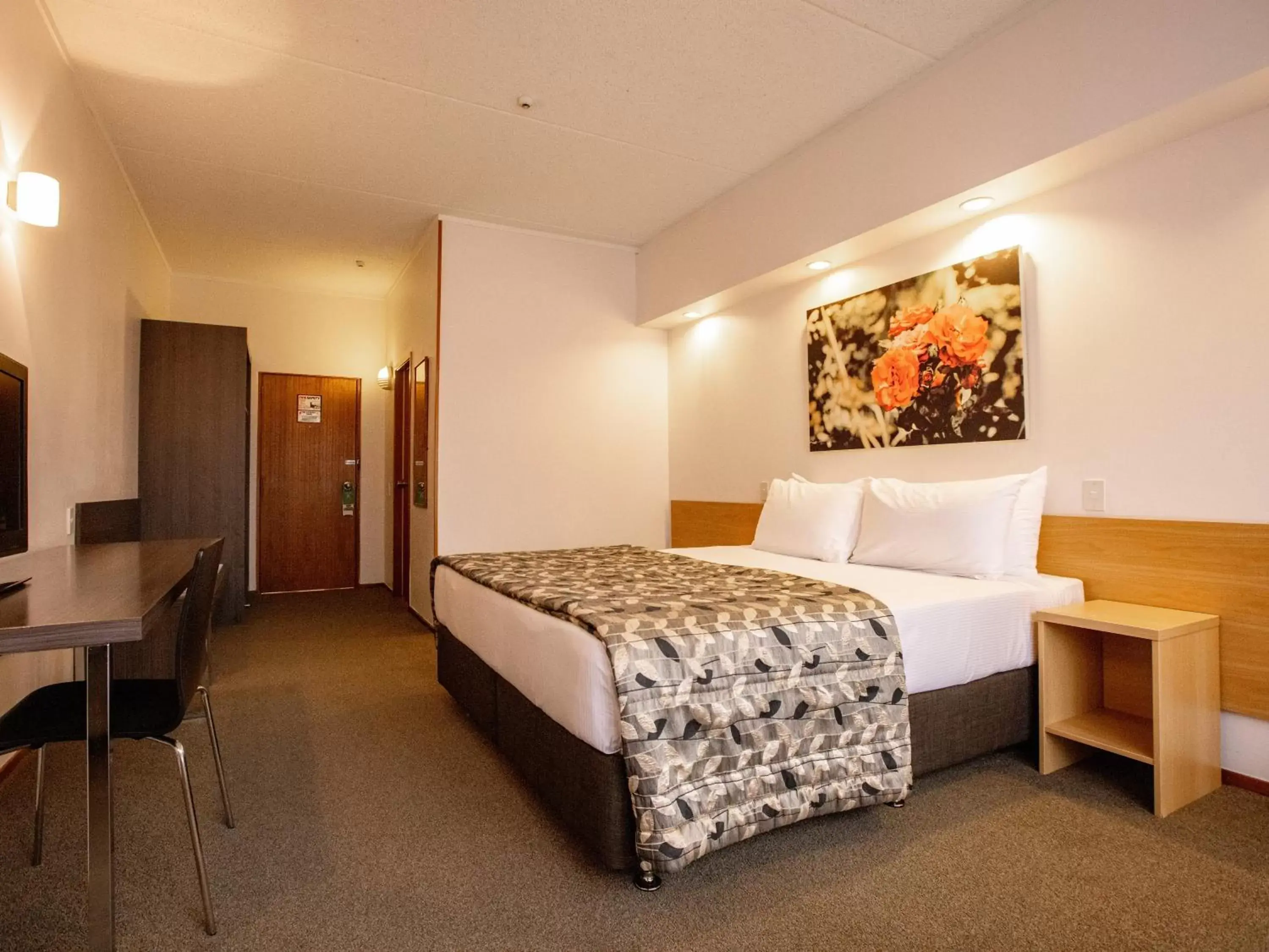 Photo of the whole room, Bed in Auckland Rose Park Hotel