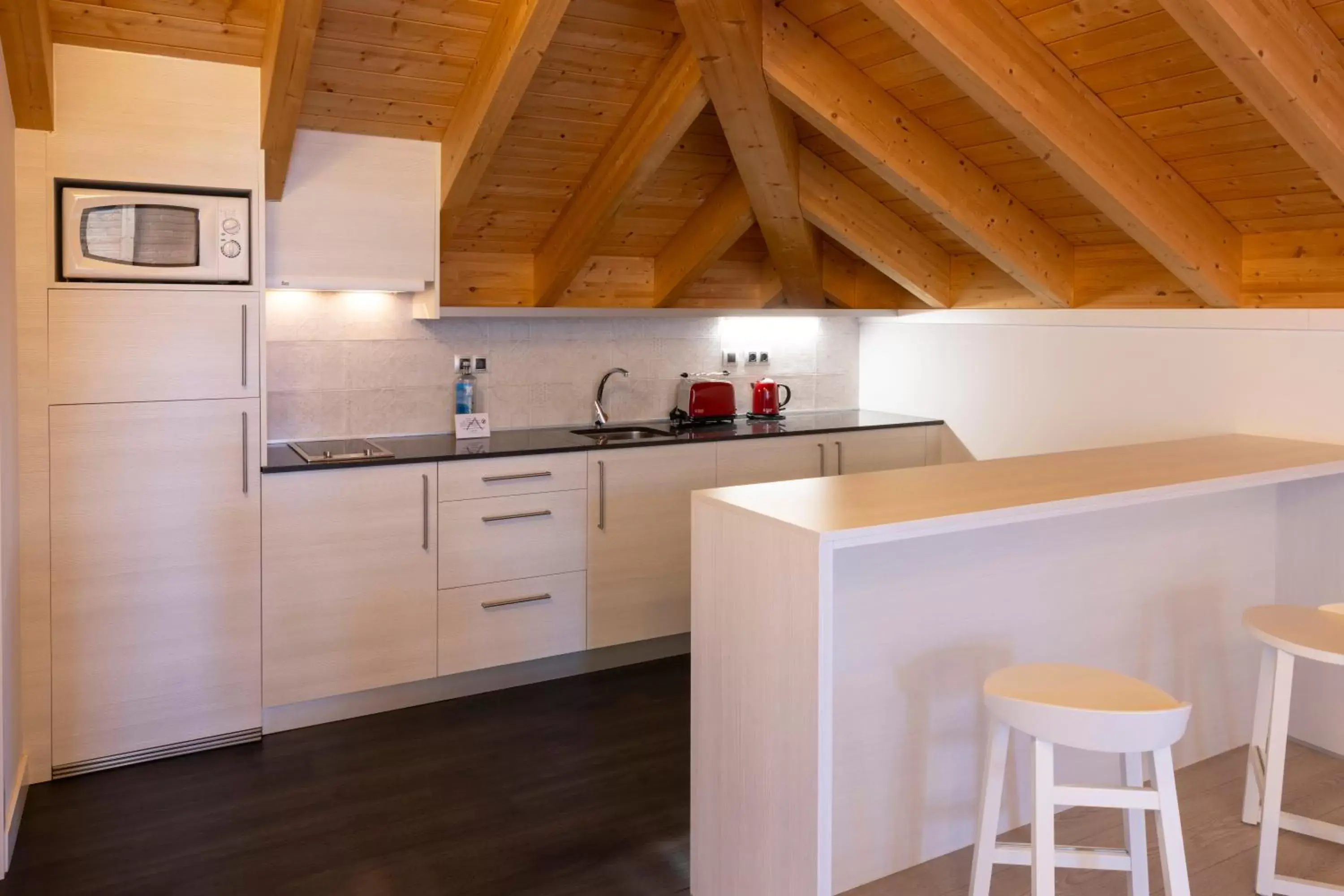 Kitchen/Kitchenette in The Rock Suites & Spa