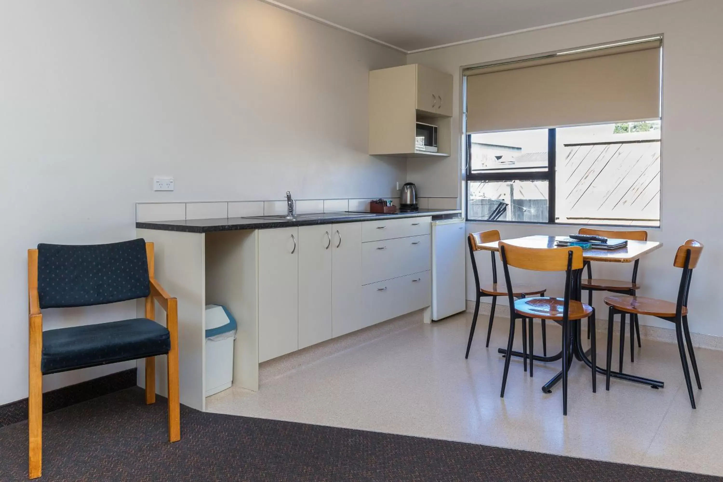 Kitchen/Kitchenette in Cherylea Motel