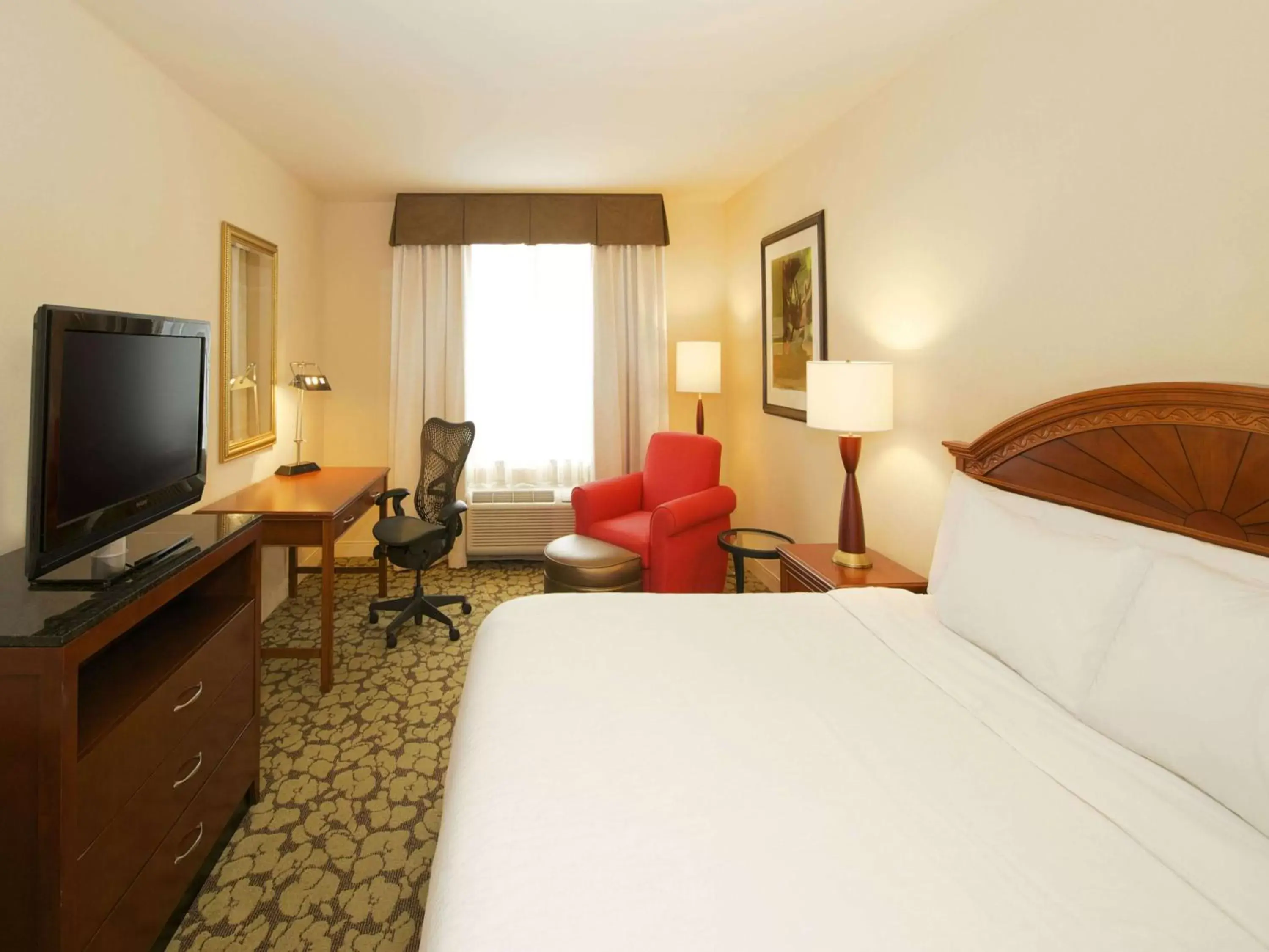 Bedroom, TV/Entertainment Center in Hilton Garden Inn Virginia Beach Town Center