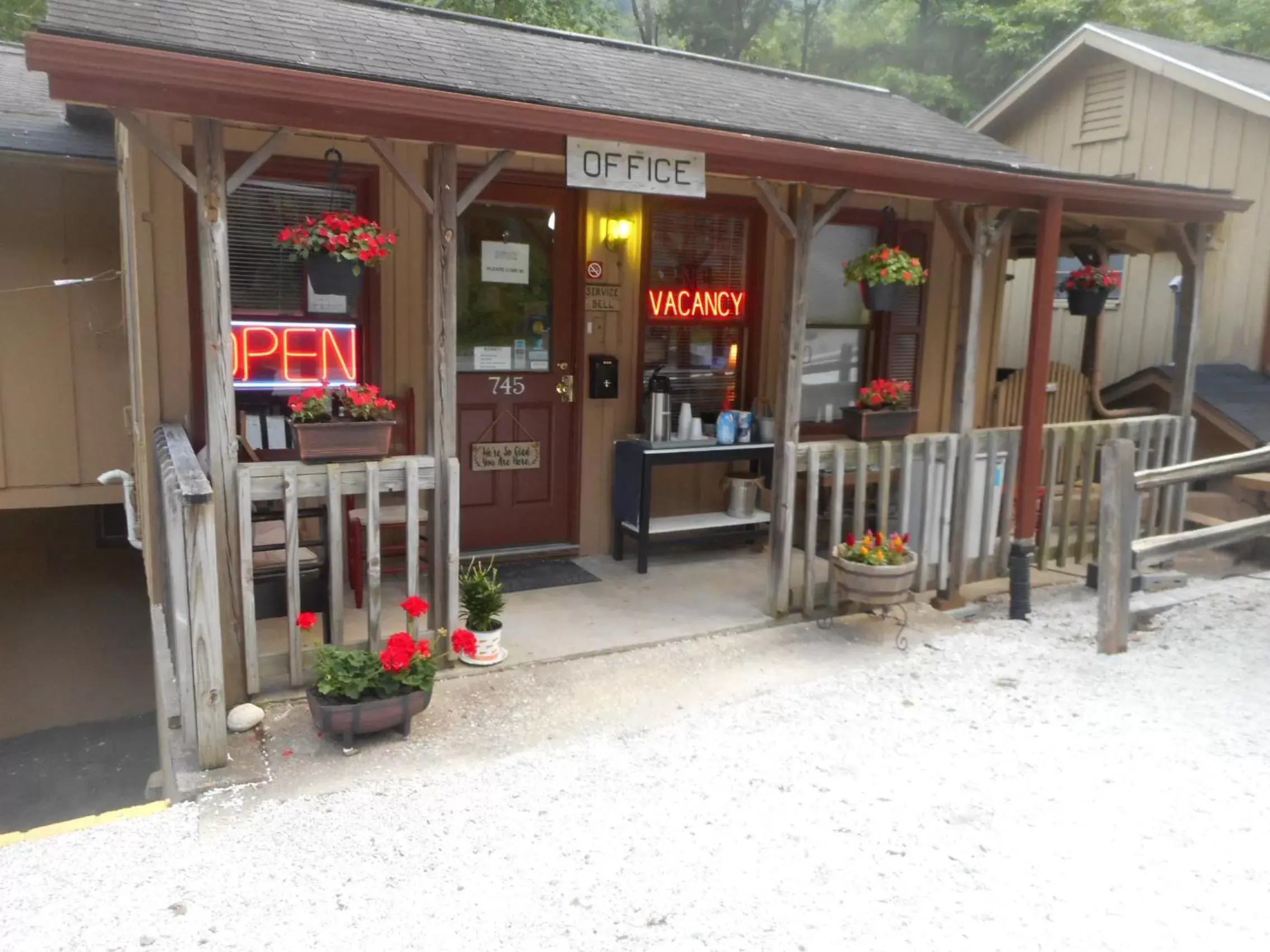 The Evening Shade River Lodge and Cabins