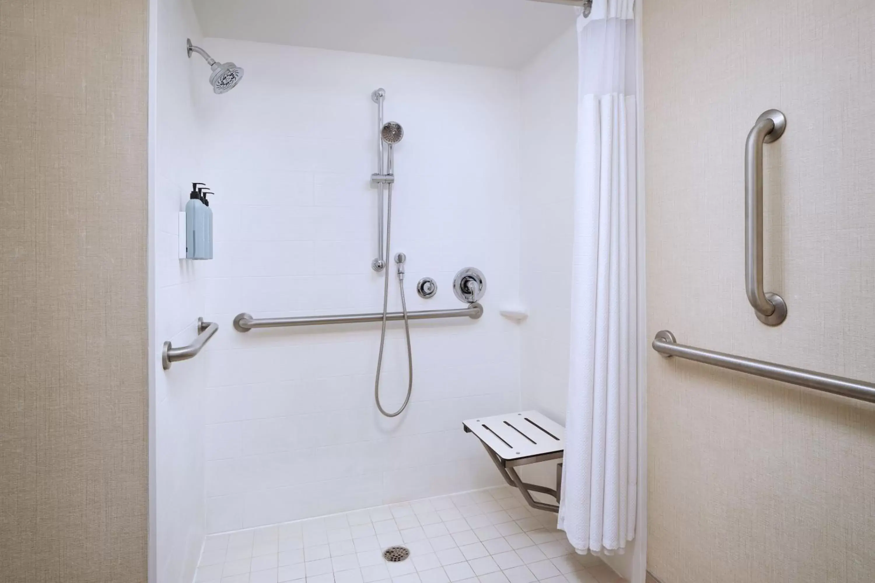 Bathroom in Courtyard by Marriott Charleston Historic District