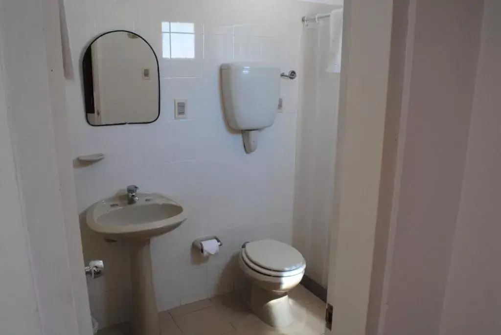 Bathroom in Hotel Romi