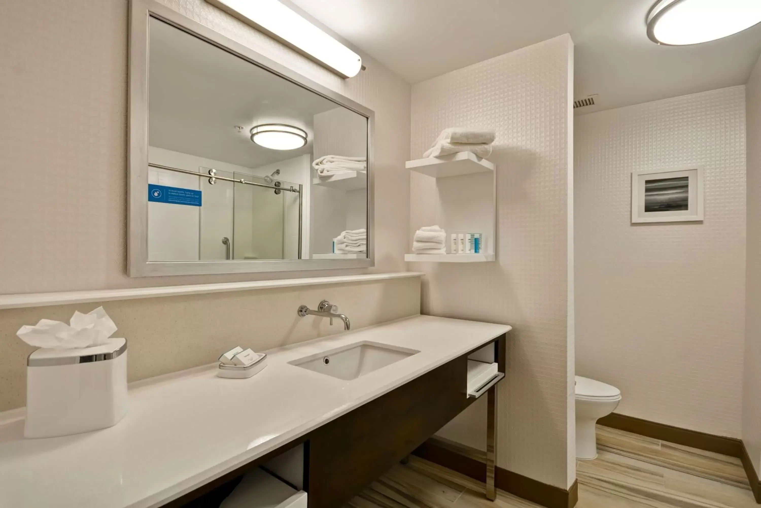 Bathroom in Hampton Inn & Suites Detroit/Warren