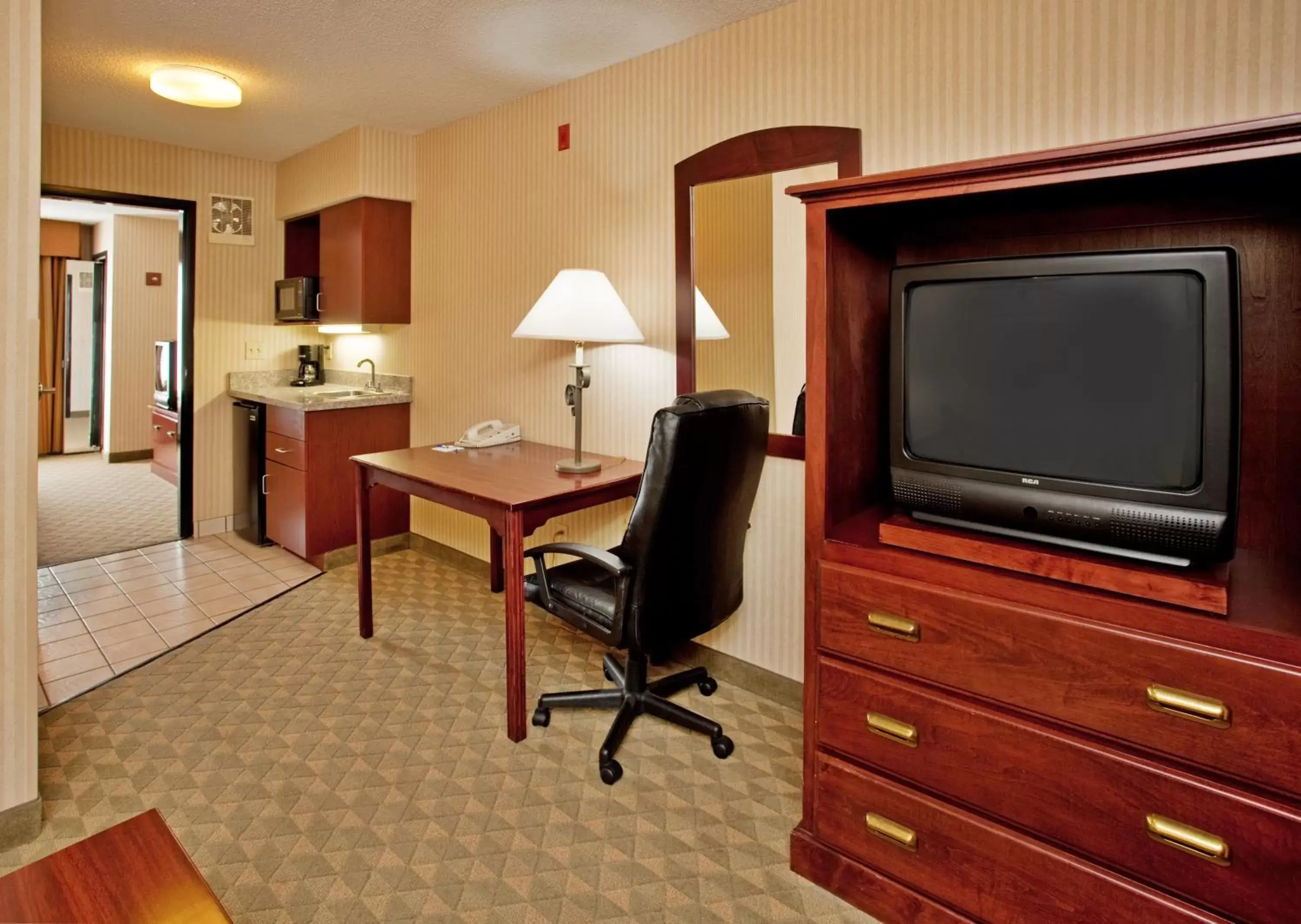 Photo of the whole room, TV/Entertainment Center in Holiday Inn Express & Suites Lansing-Leavenworth, an IHG Hotel