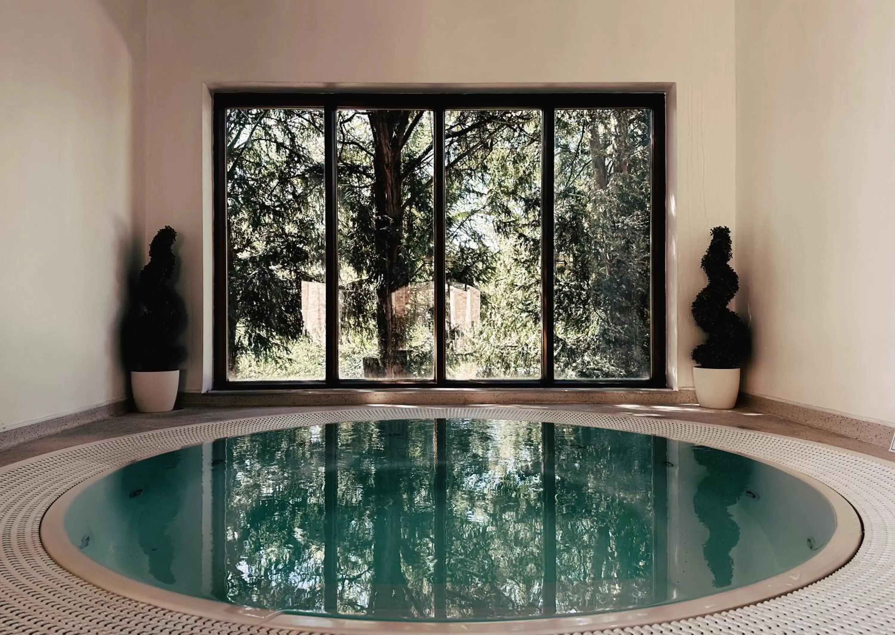 Hot Tub, Swimming Pool in Cave Castle Hotel