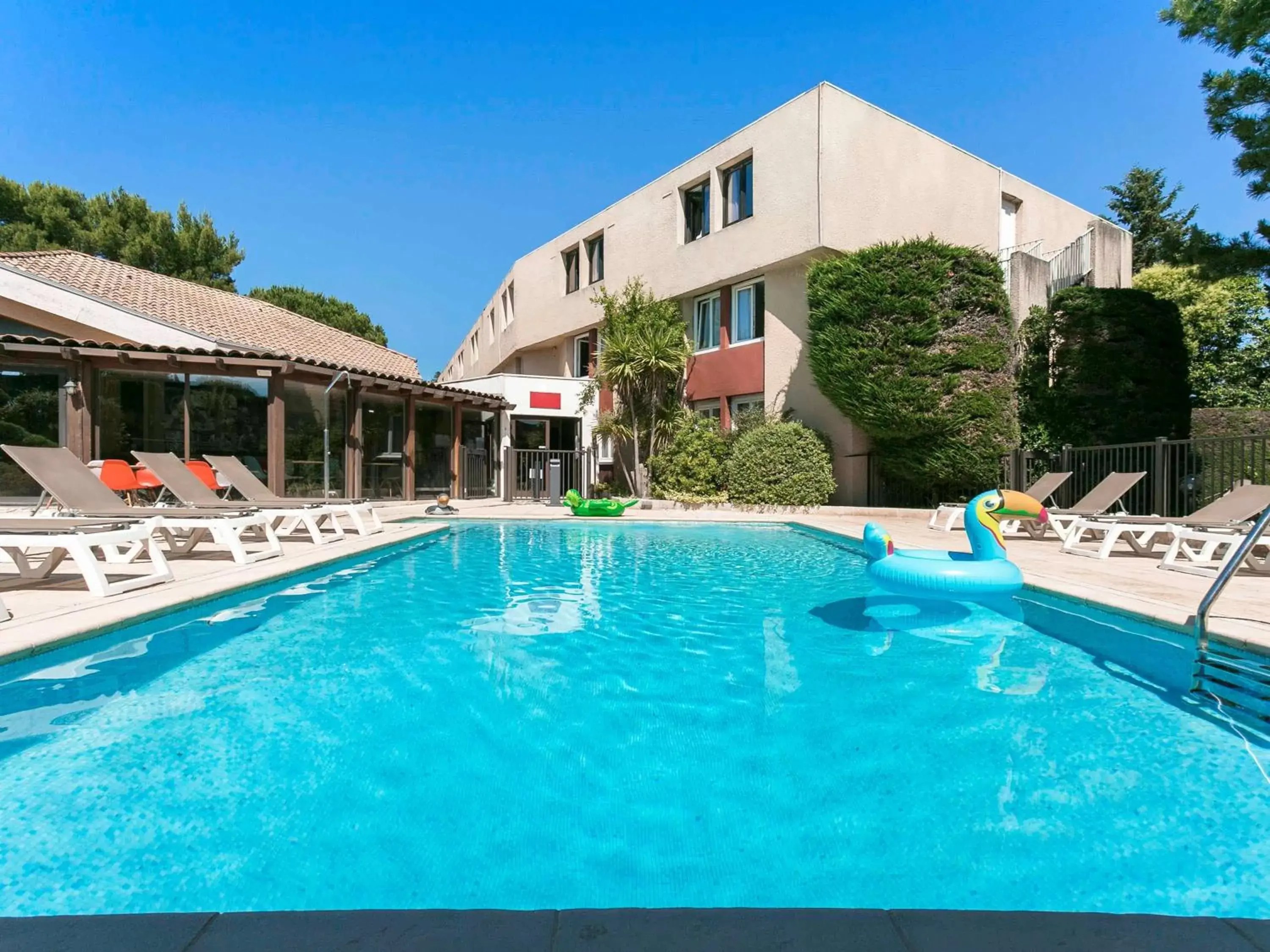 Property building, Swimming Pool in ibis Avignon Sud