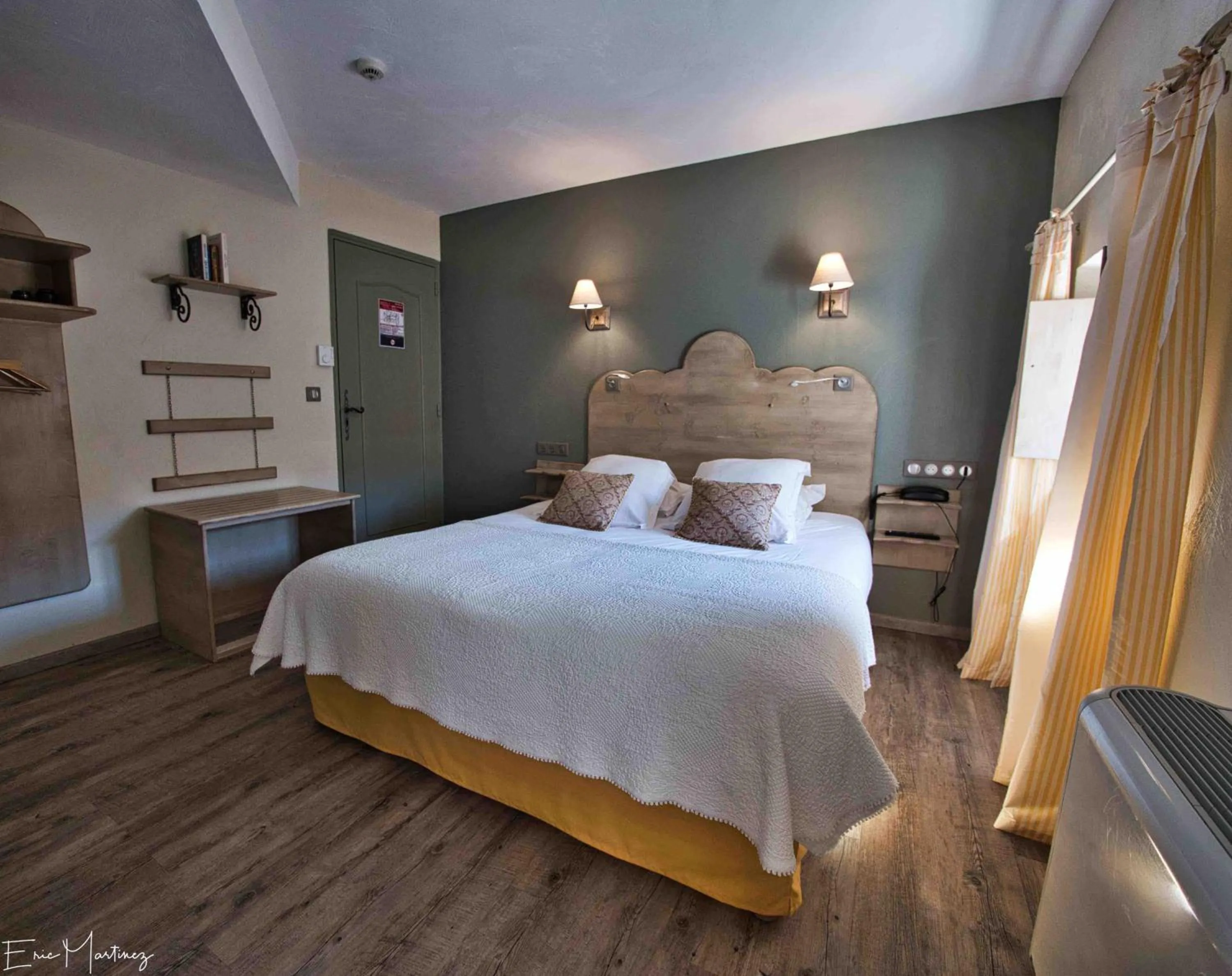 Photo of the whole room, Bed in The Originals Boutique, Hôtel du Parc, Cavaillon