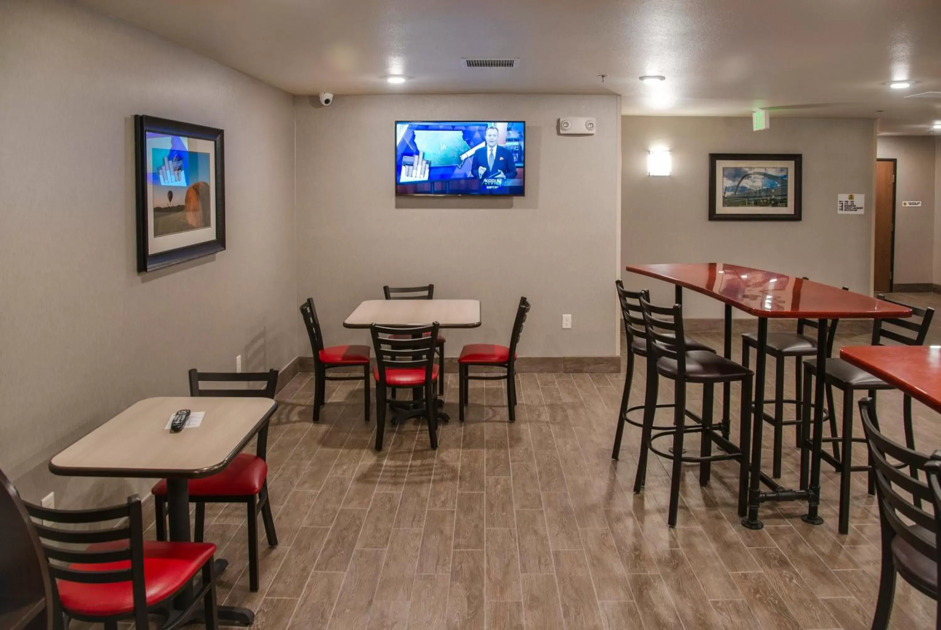 Communal lounge/ TV room, Restaurant/Places to Eat in My Place Hotel-Ankeny/Des Moines IA