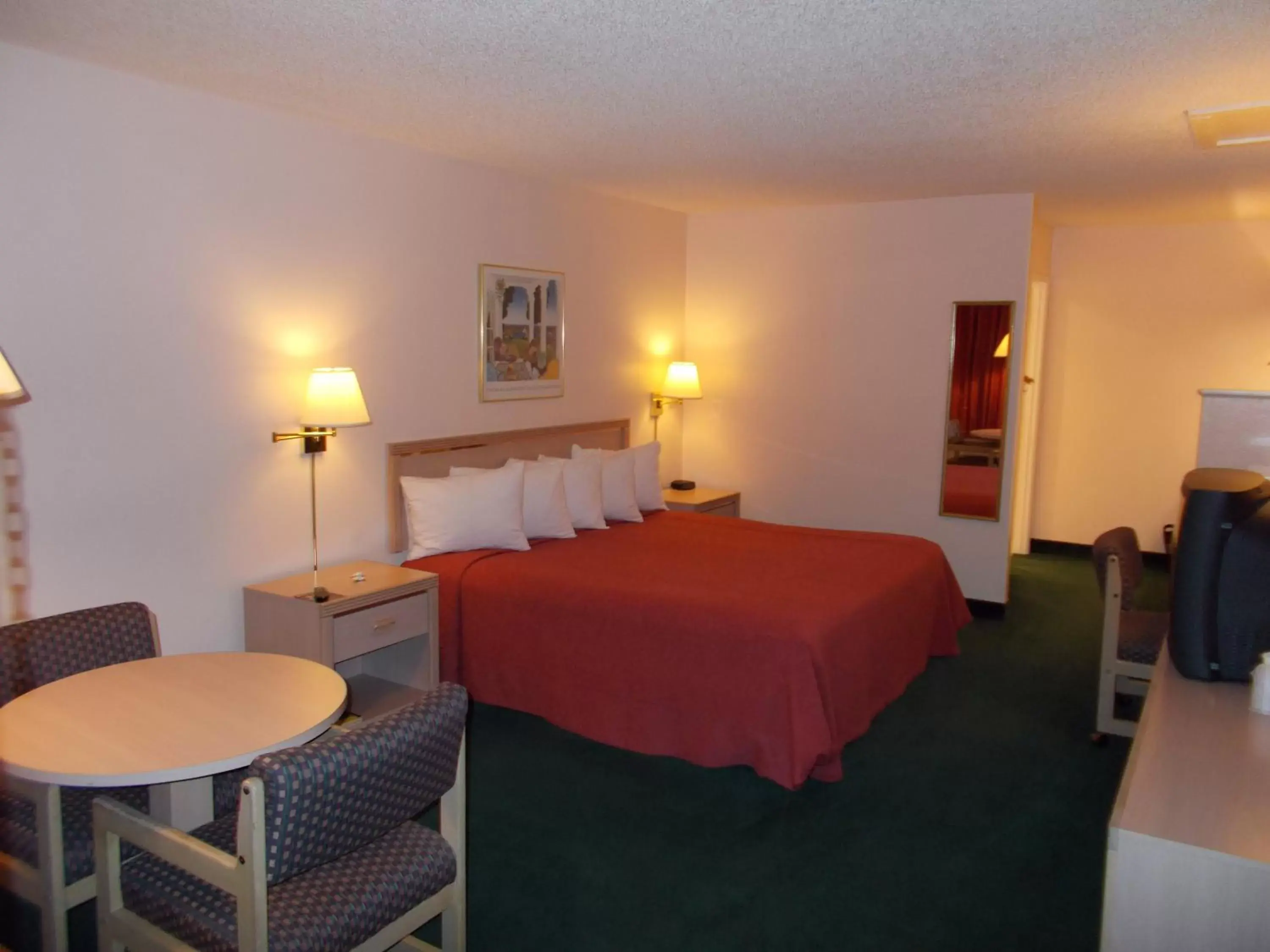 Photo of the whole room, Bed in Cimarron Inn Klamath Falls