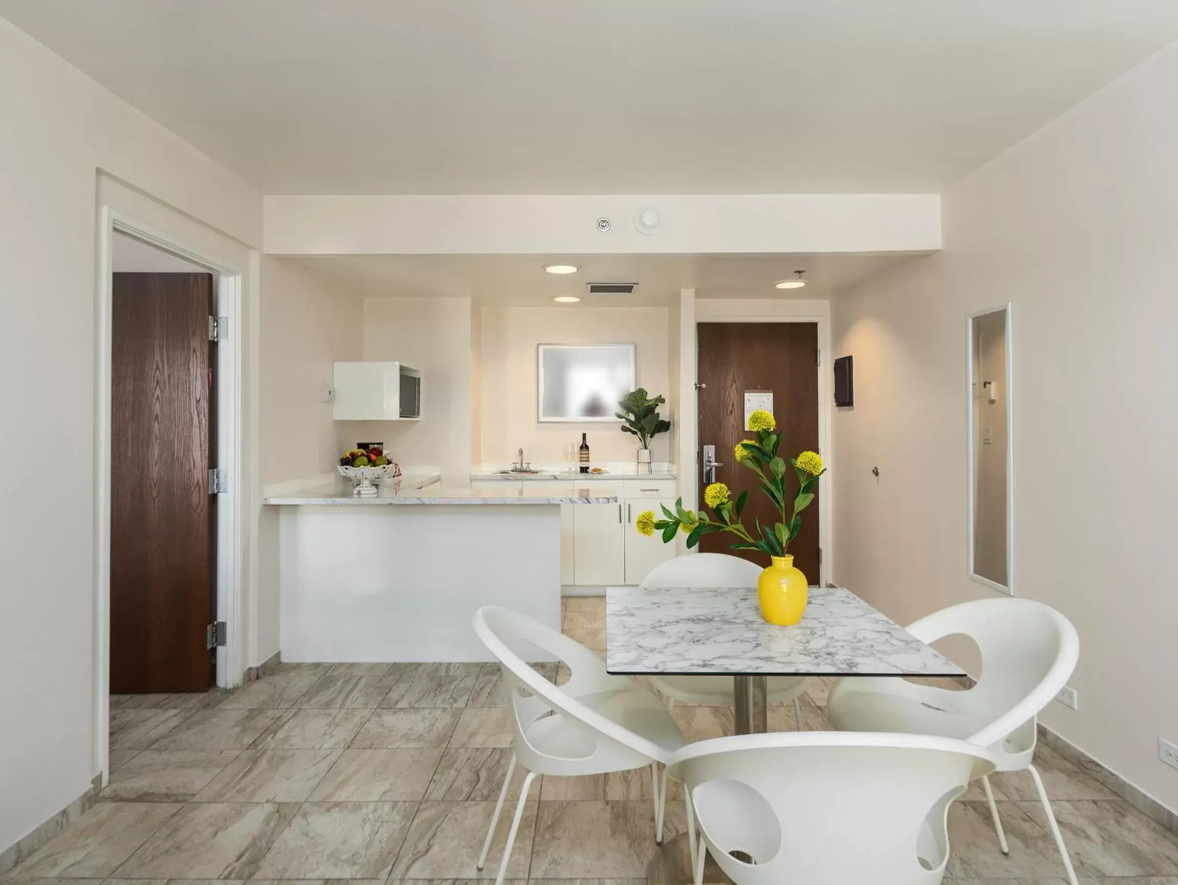 Living room in Hotel Mesaluna Near American Consulate Living room in Hotel Mesaluna Near American Consulate