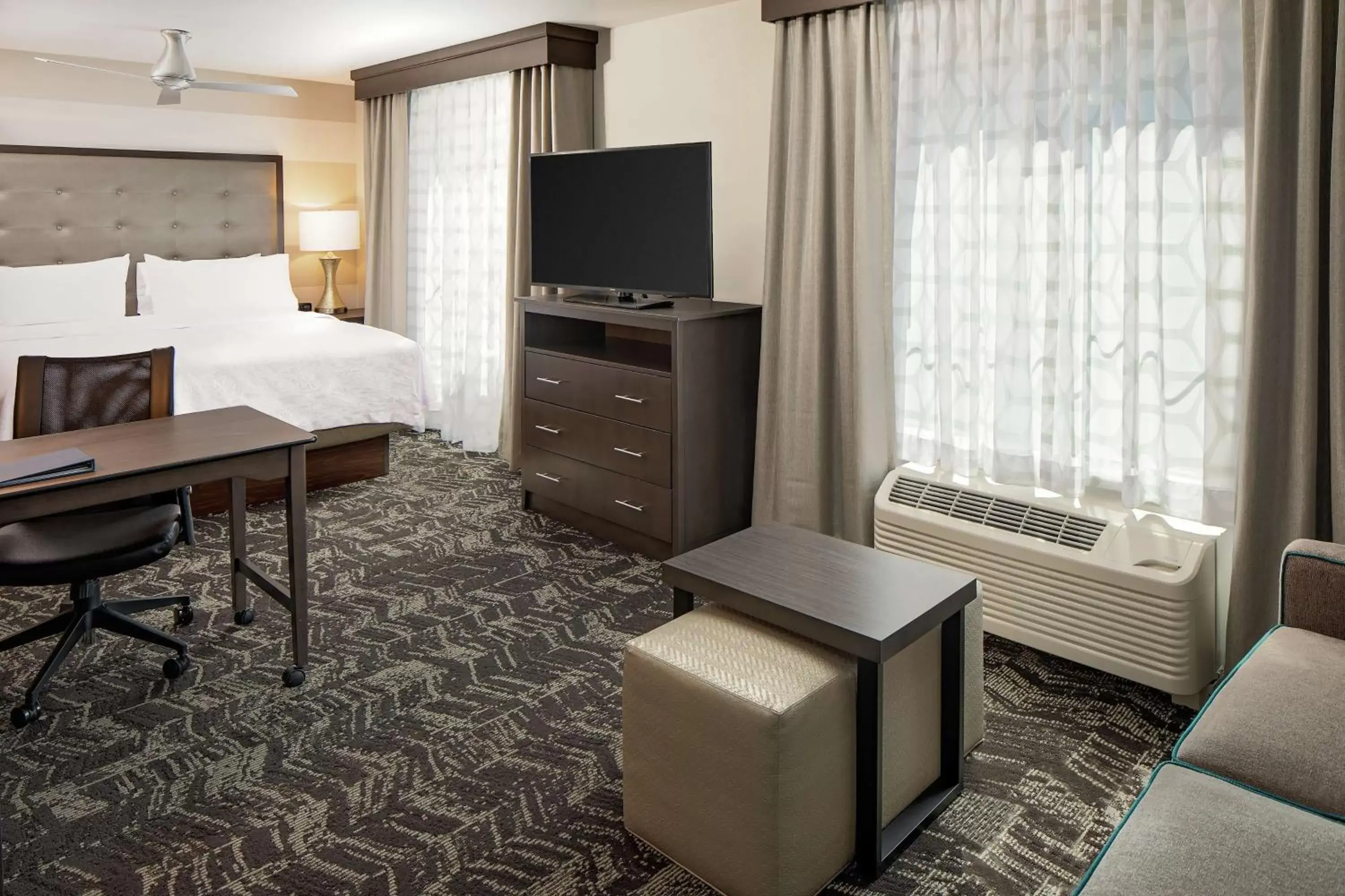 Bedroom, TV/Entertainment Center in Homewood Suites By Hilton Ronkonkoma