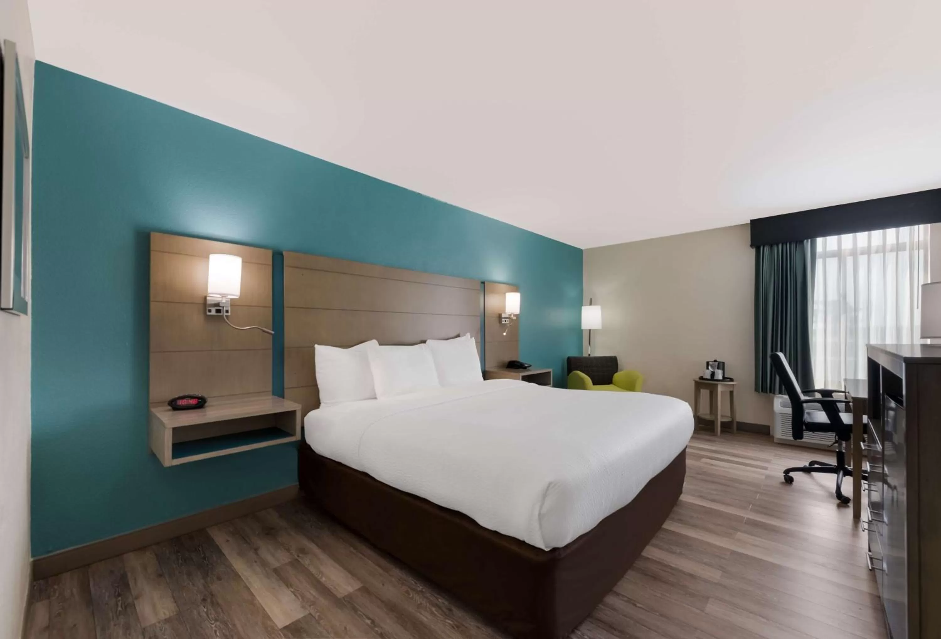 Bedroom, Bed in Best Western Hampton Coliseum Inn