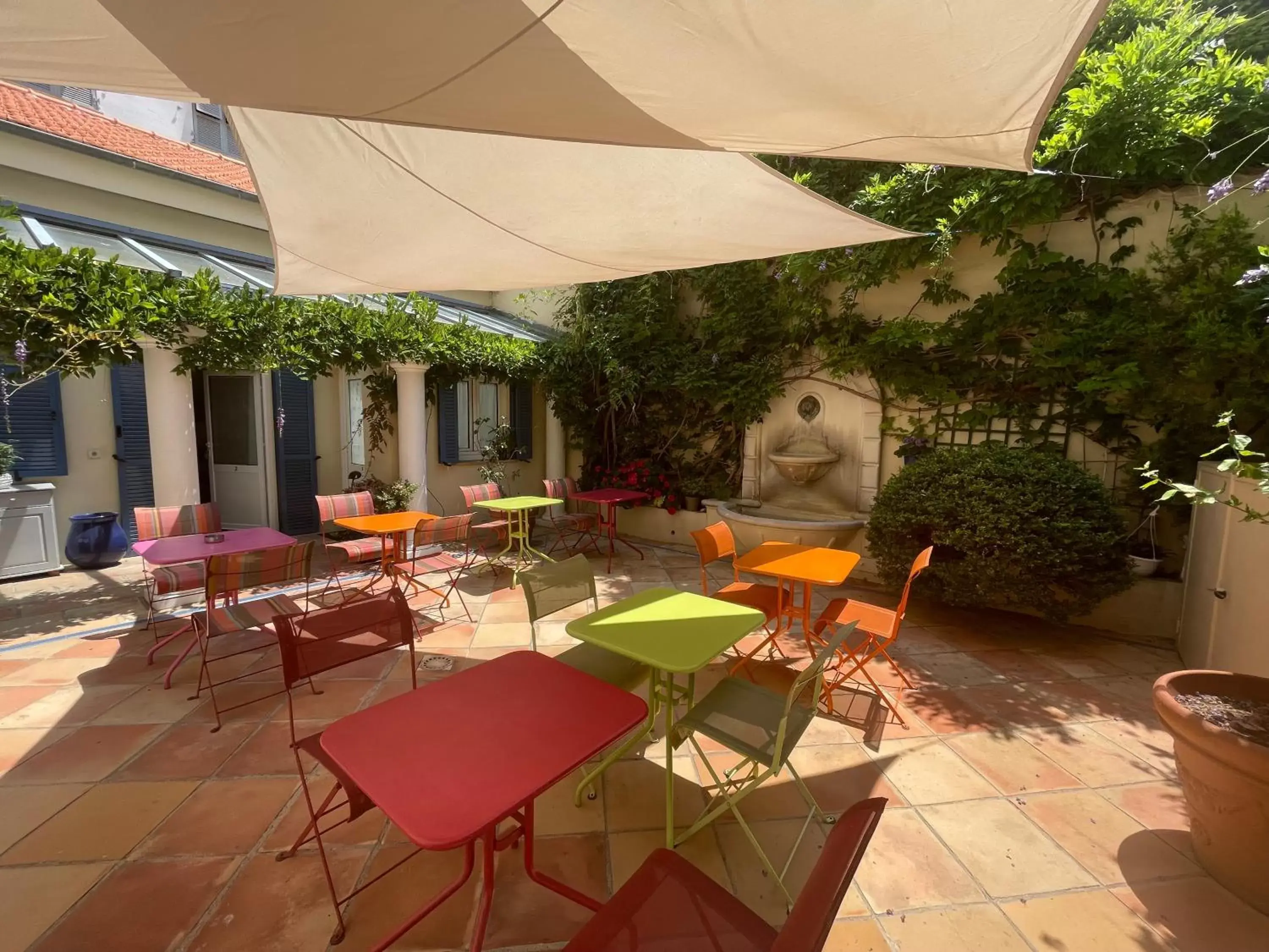 Patio, Restaurant/Places to Eat in Hôtel de la Fontaine