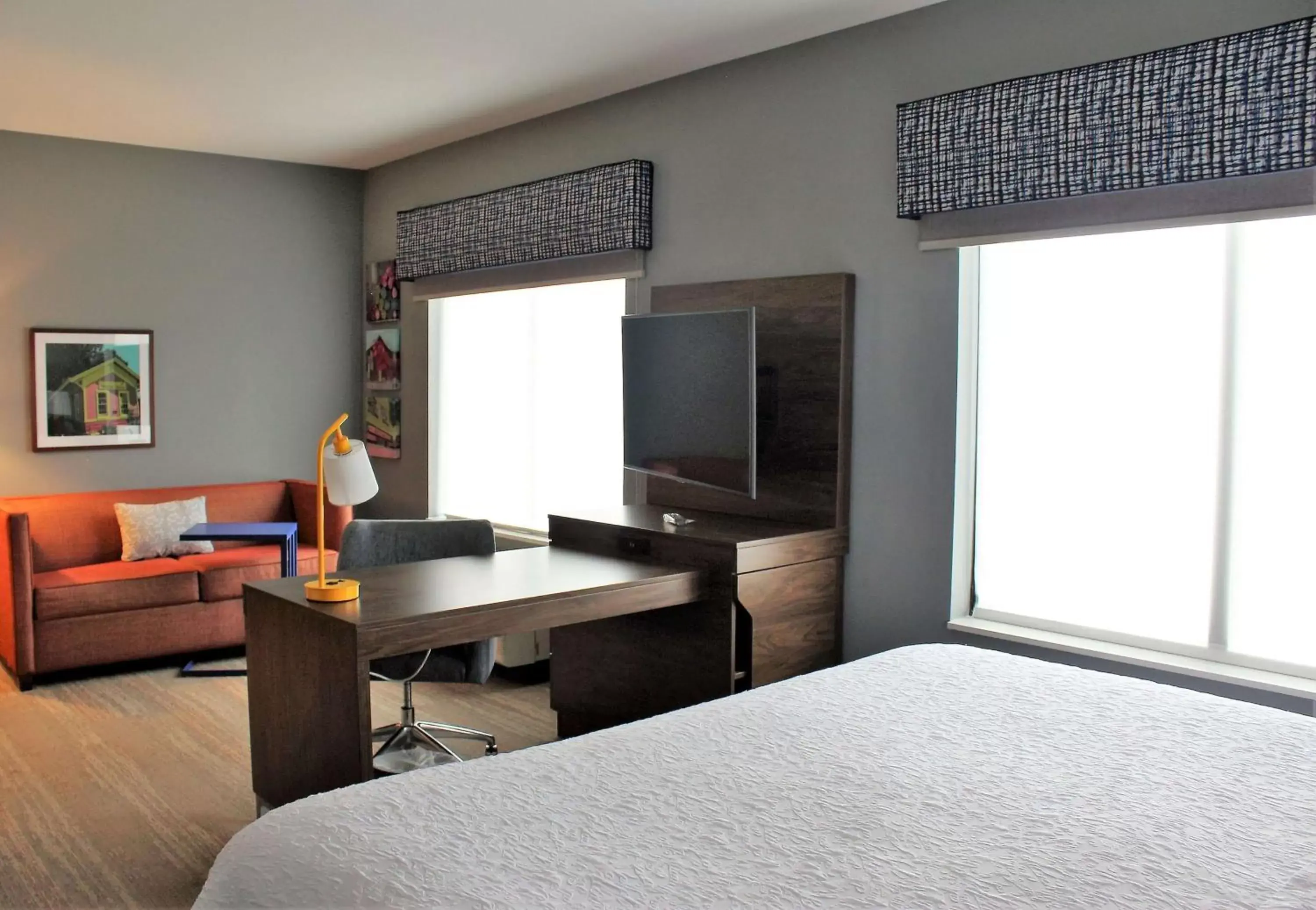 Bedroom, TV/Entertainment Center in Hampton Inn Lexington