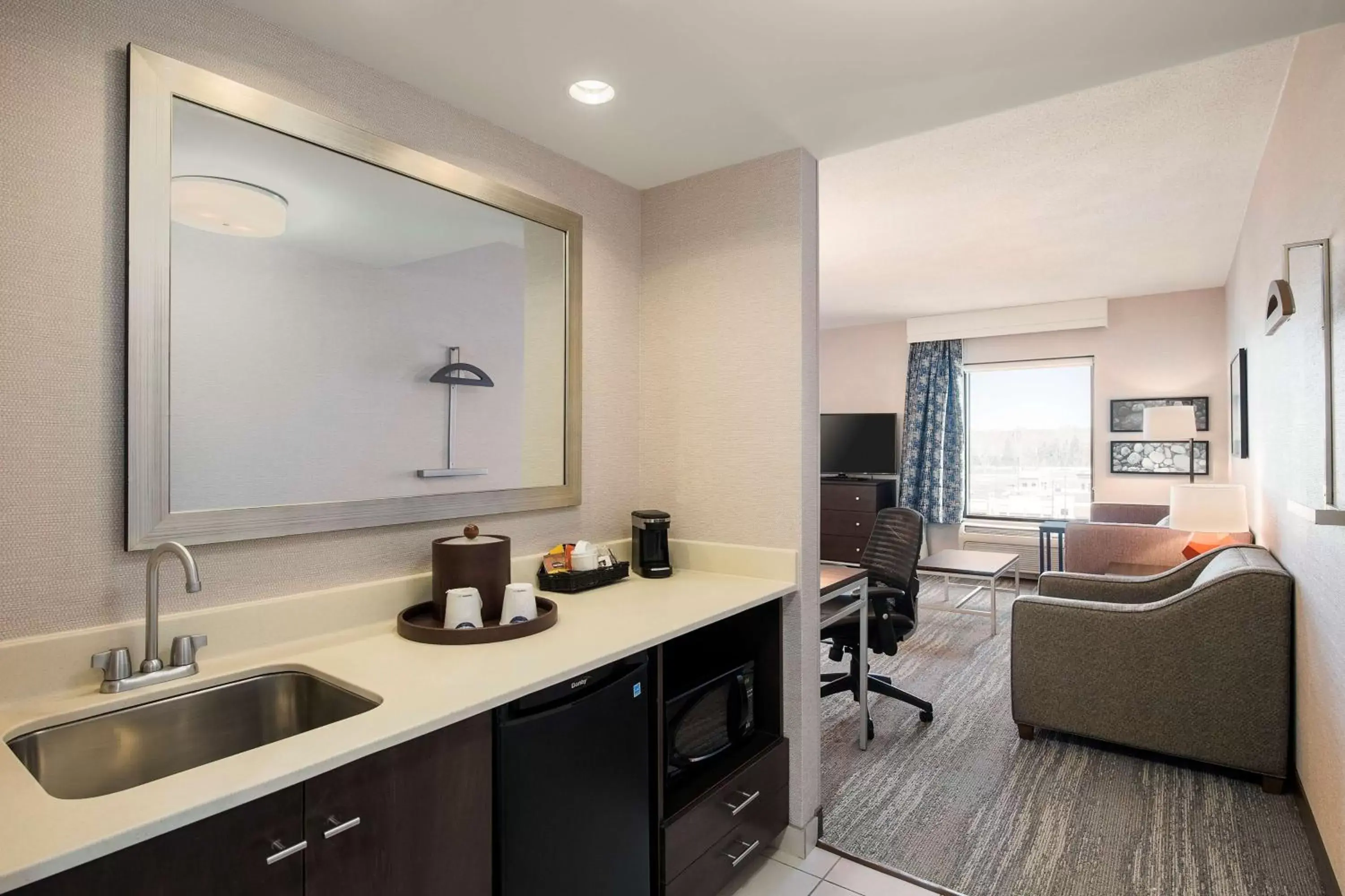 Bedroom, Kitchen/Kitchenette in Hampton Inn & Suites by Hilton Dartmouth - Halifax