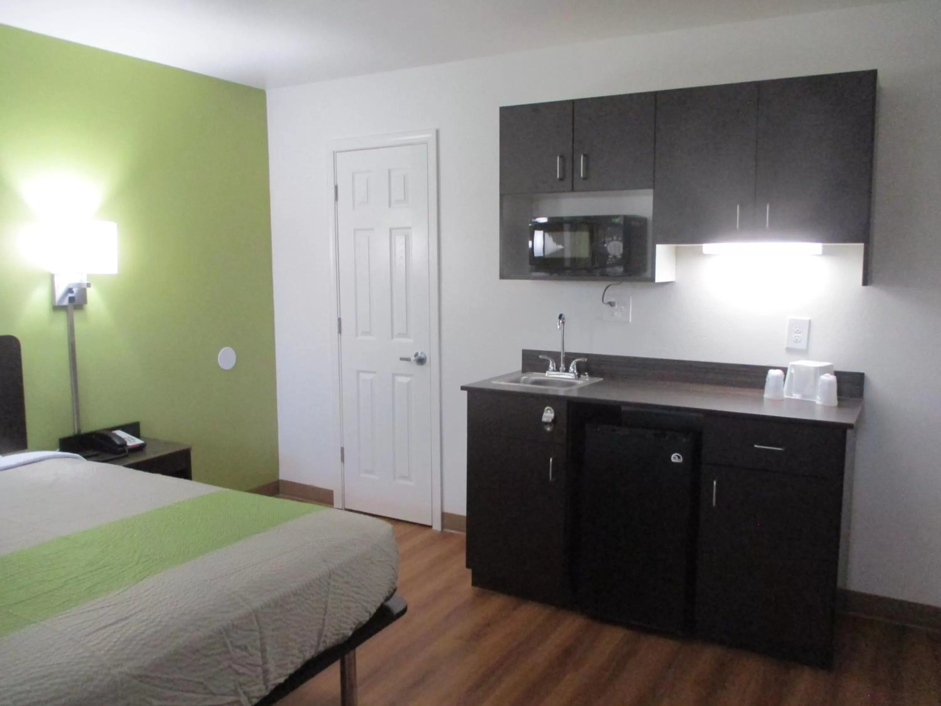 Kitchen or kitchenette, Bed in Motel 6-North Olmsted, OH - Cleveland