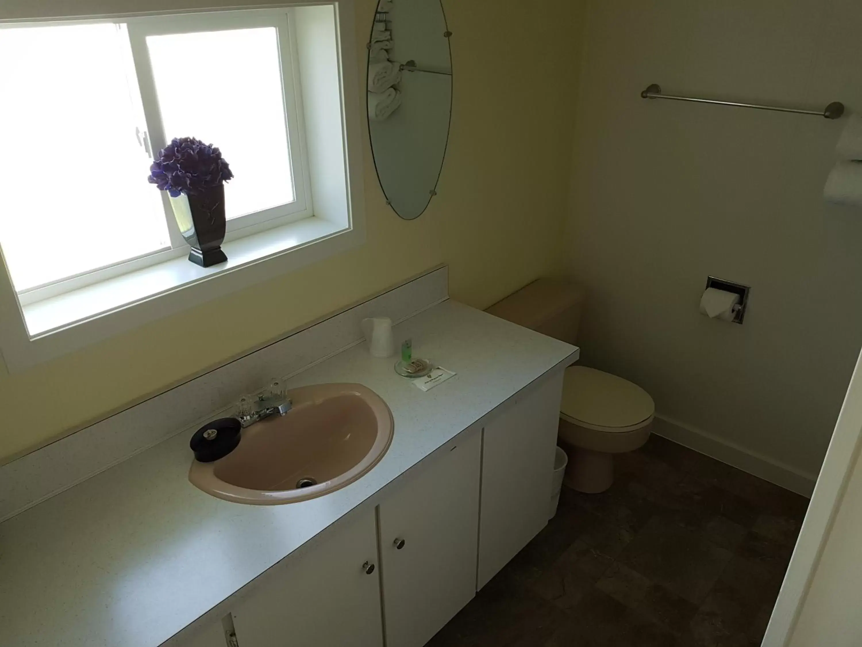 Bathroom in Creston Valley Motel