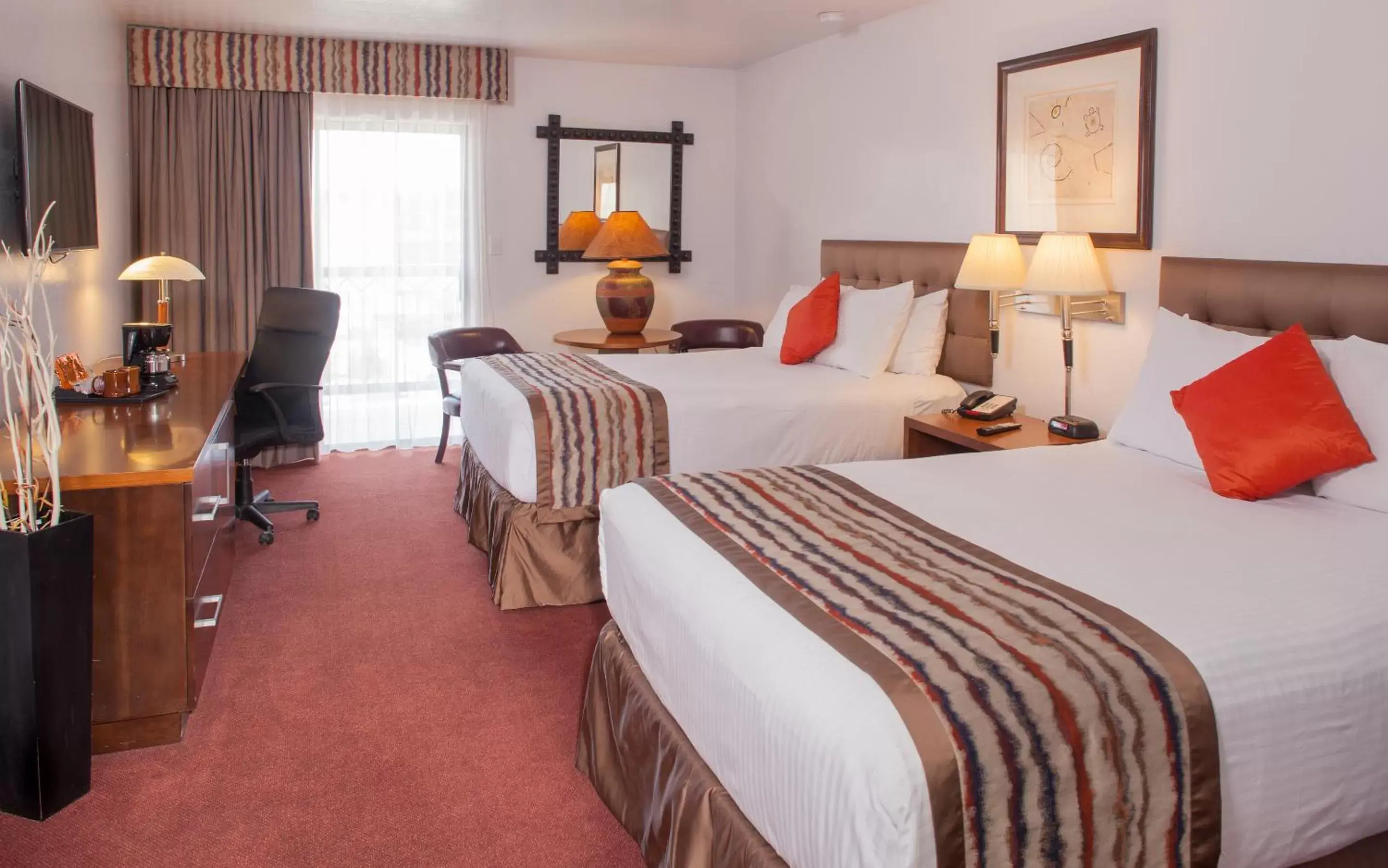 Photo of the whole room, Bed in Grand Canyon Plaza Hotel