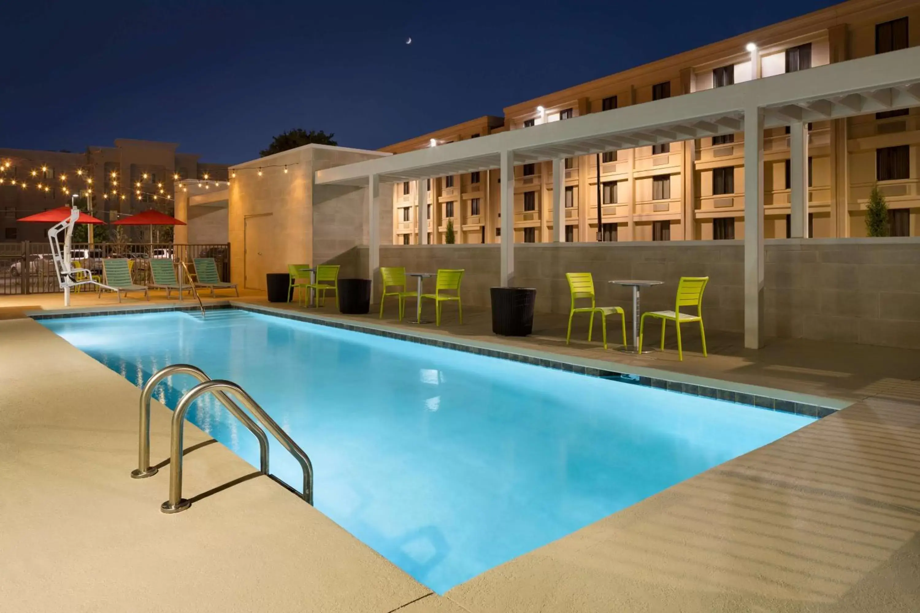 Pool view, Swimming Pool in Home2 Suites by Hilton Charlotte Airport