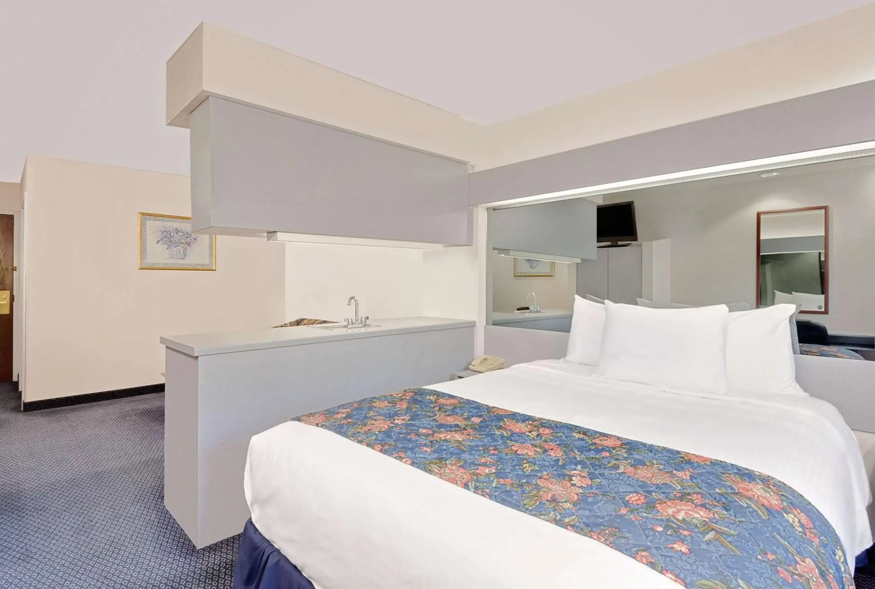 Photo of the whole room, Bed in Microtel Inn & Suites by Wyndham Hagerstown by I-81 Photo of the whole room, Bed in Microtel Inn & Suites by Wyndham Hagerstown by I-81