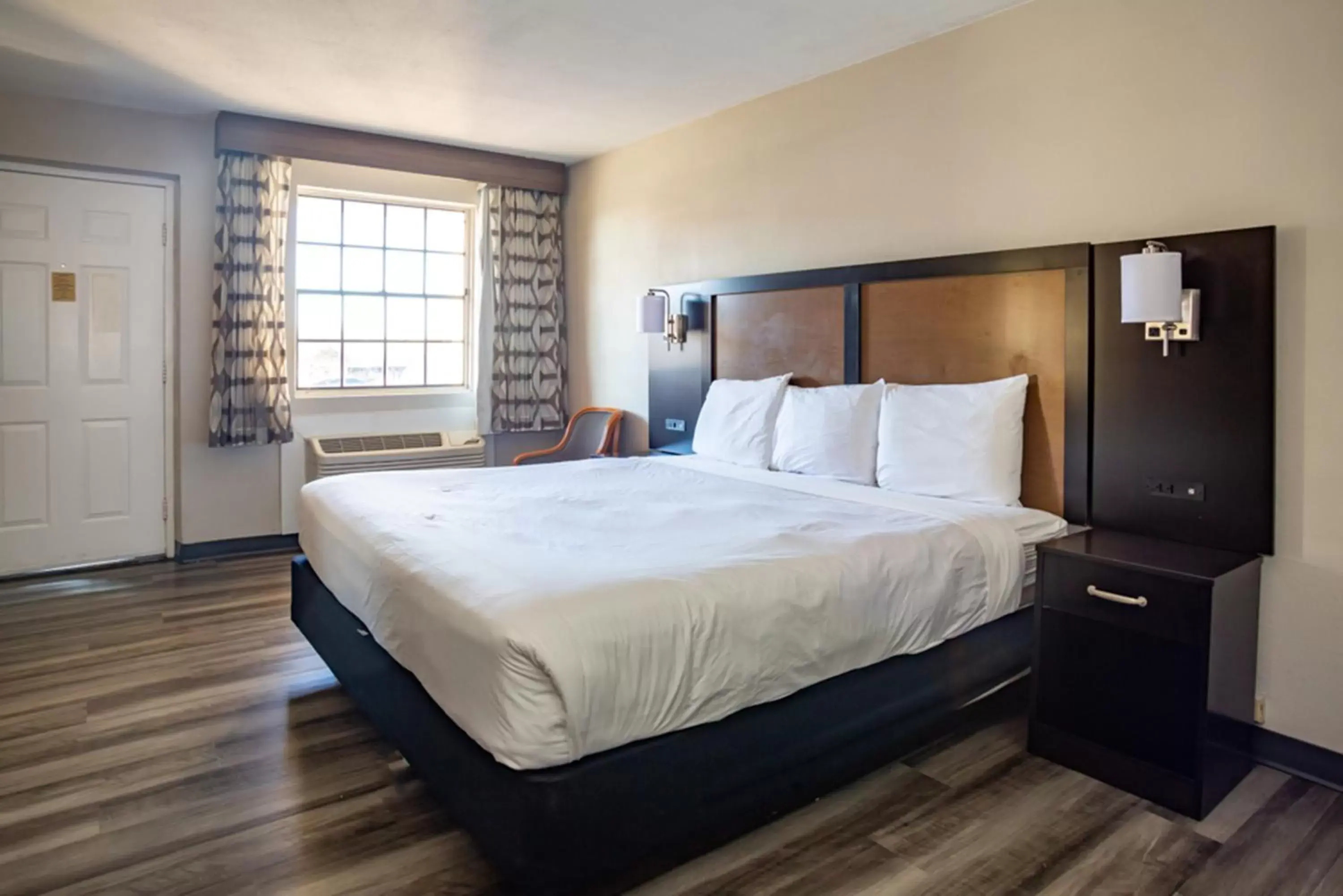 Bedroom, Bed in La Quinta Inn by Wyndham Austin University Area