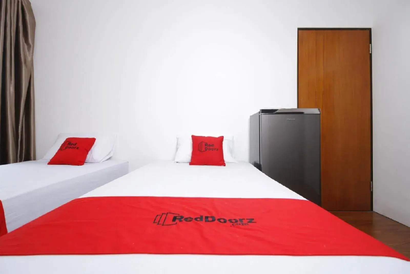 Bedroom, Bed in RedDoorz Plus near Plaza Indonesia