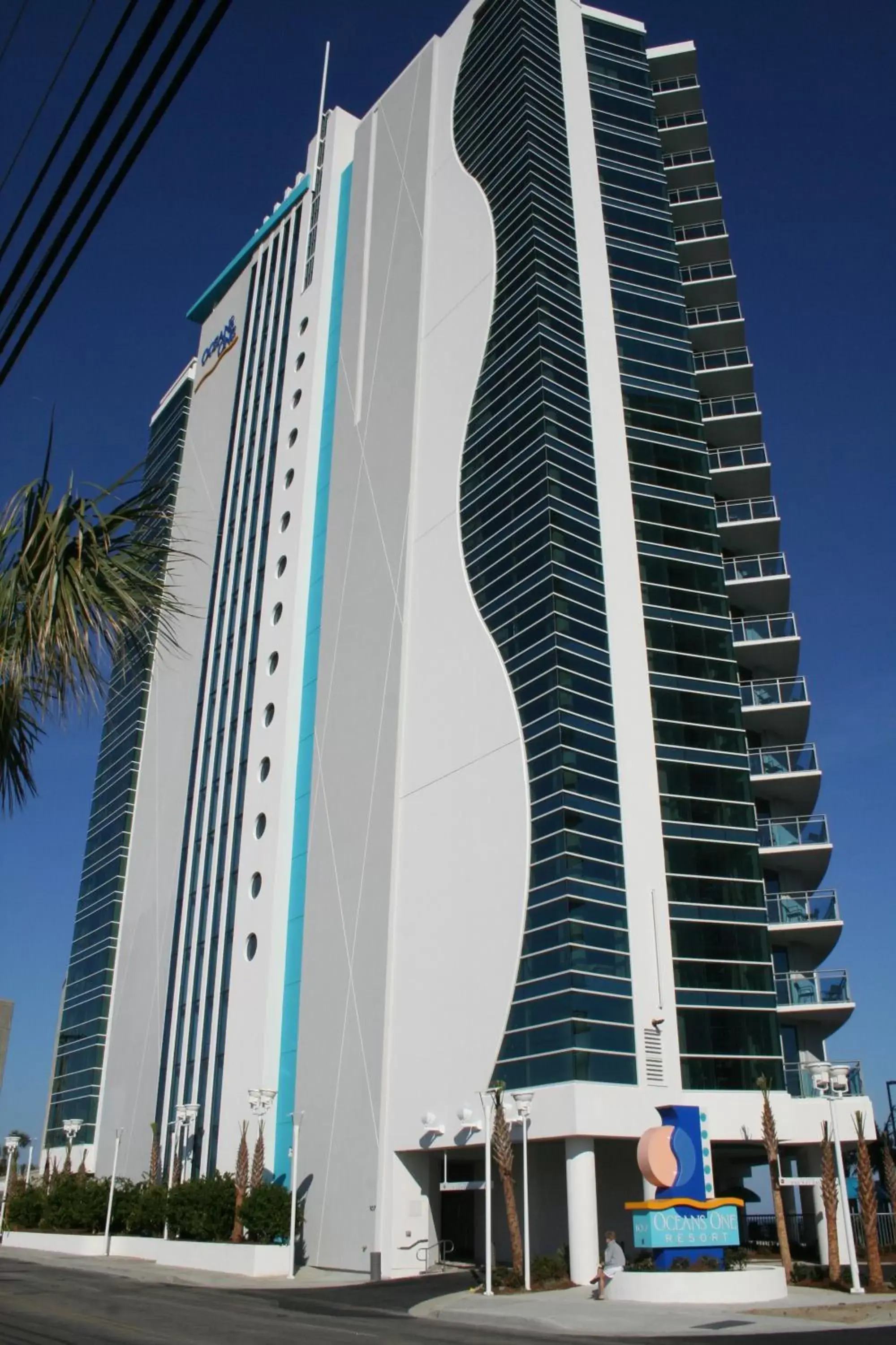 Facade/entrance, Property Building in Oceans One Resort
