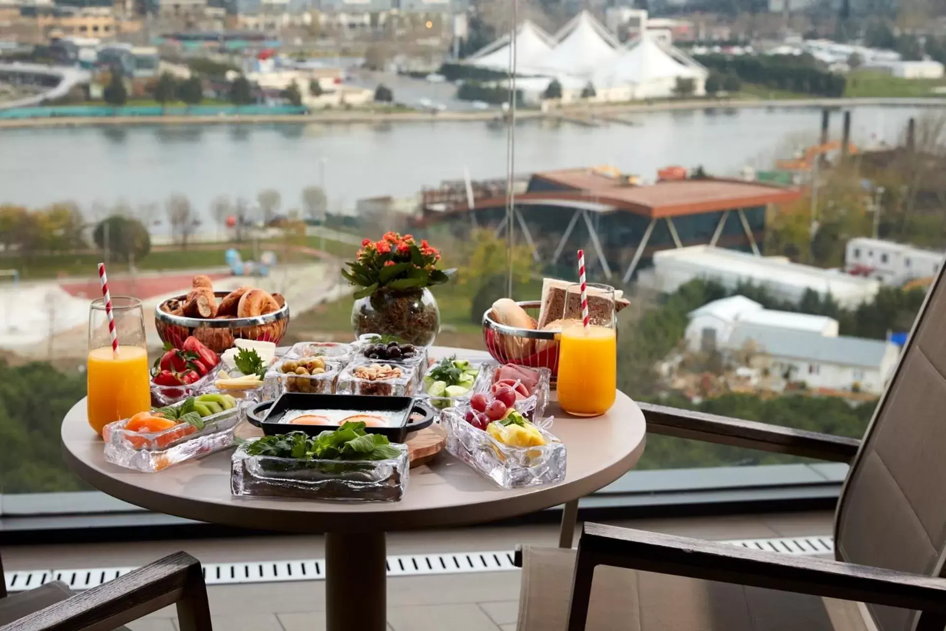 Food and drinks in Mövenpick Istanbul Hotel Golden Horn
