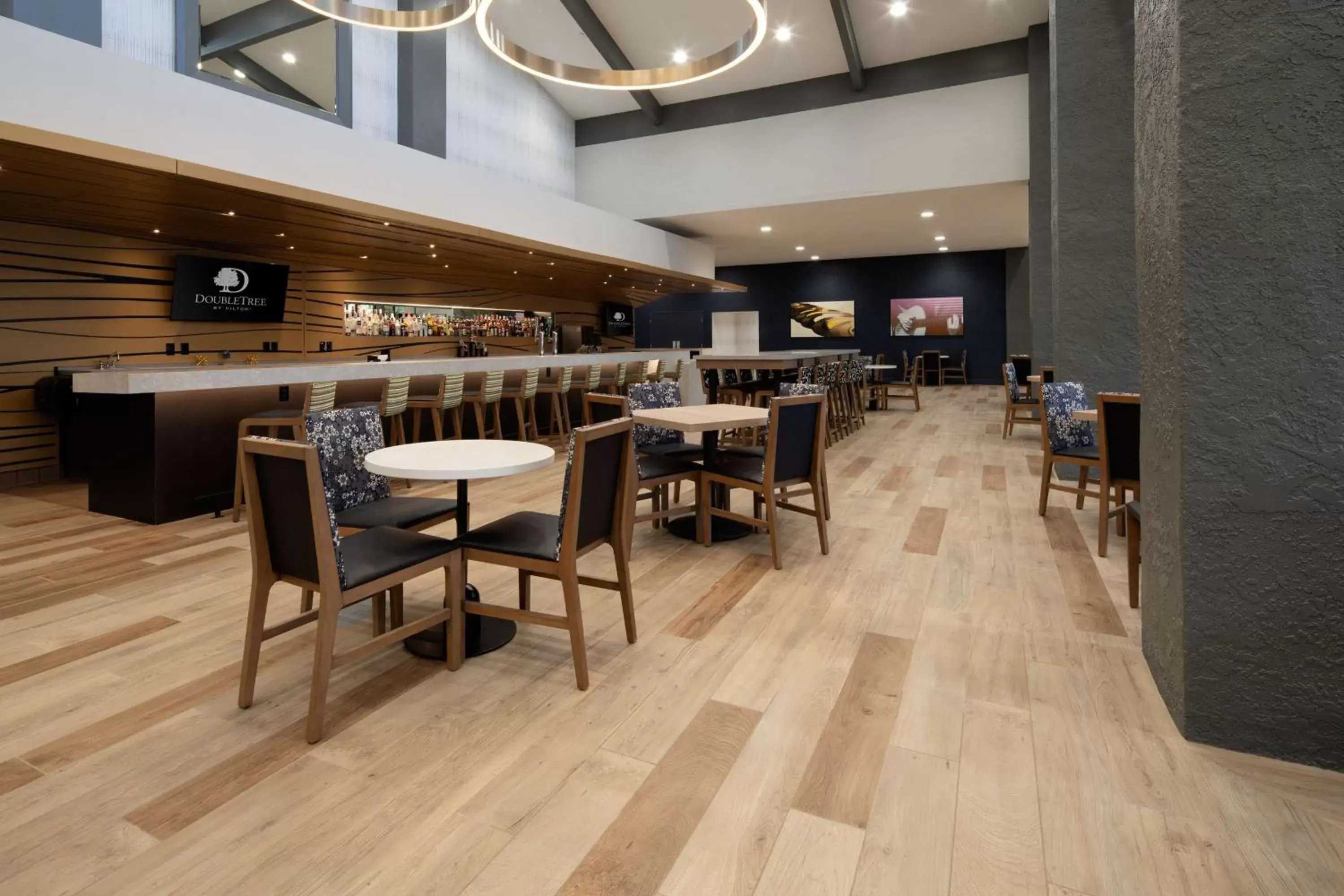 Lounge or bar, Restaurant/Places to Eat in DoubleTree by Hilton Bakersfield