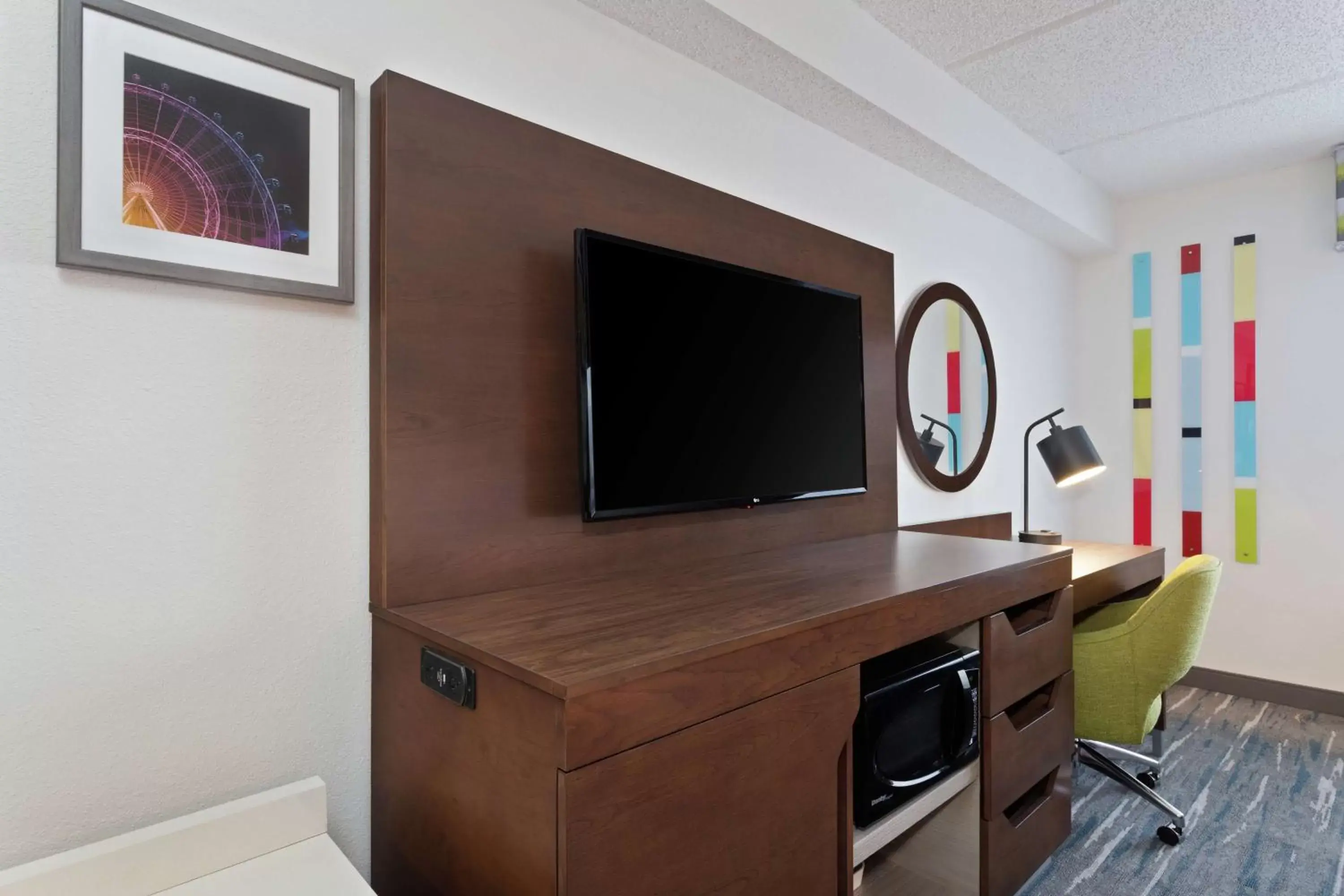 Bedroom, TV/Entertainment Center in Hampton Inn & Suites Orlando International Drive North