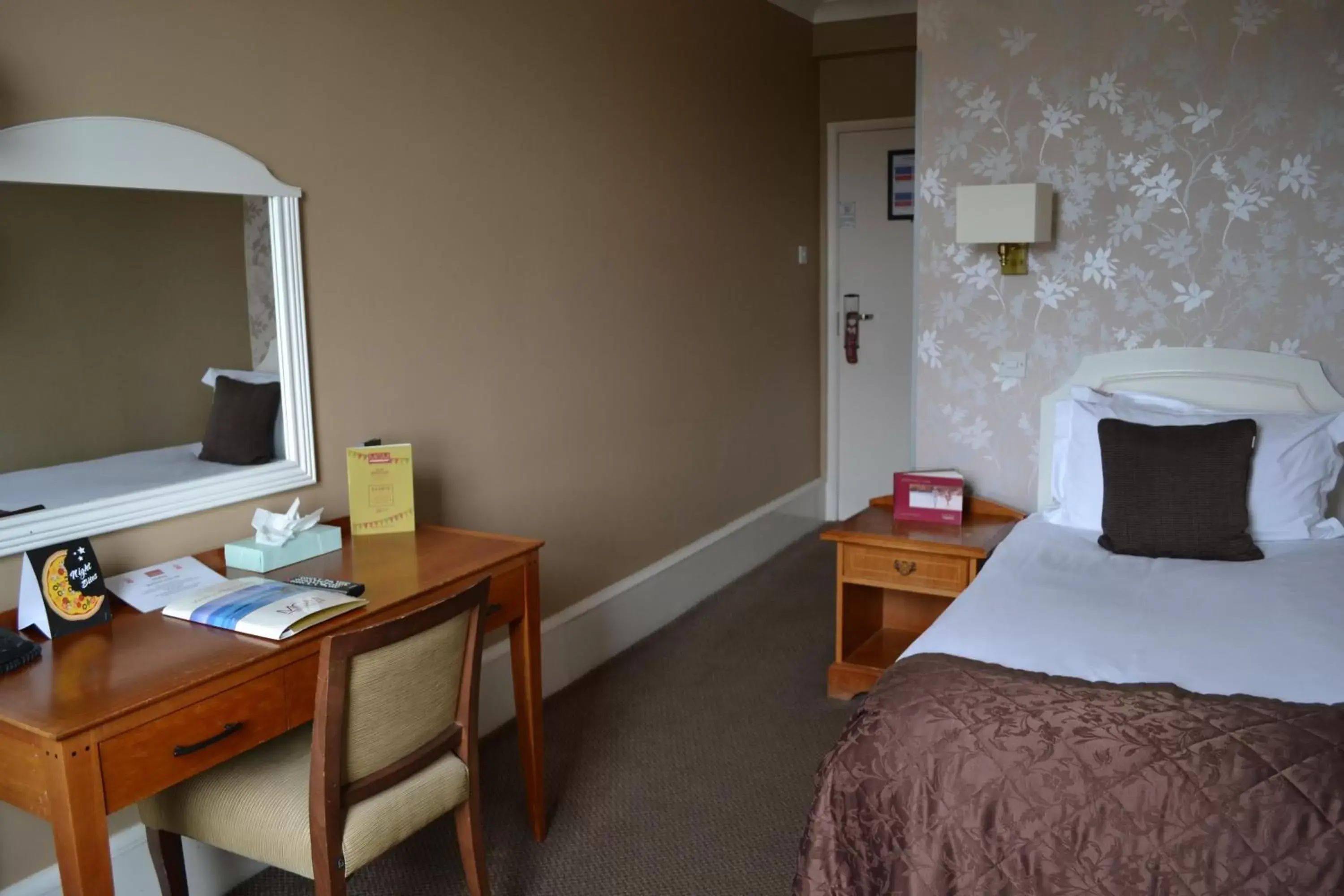 Bedroom, TV/Entertainment Center in Muthu Westcliff Hotel (Near London Southend Airport)